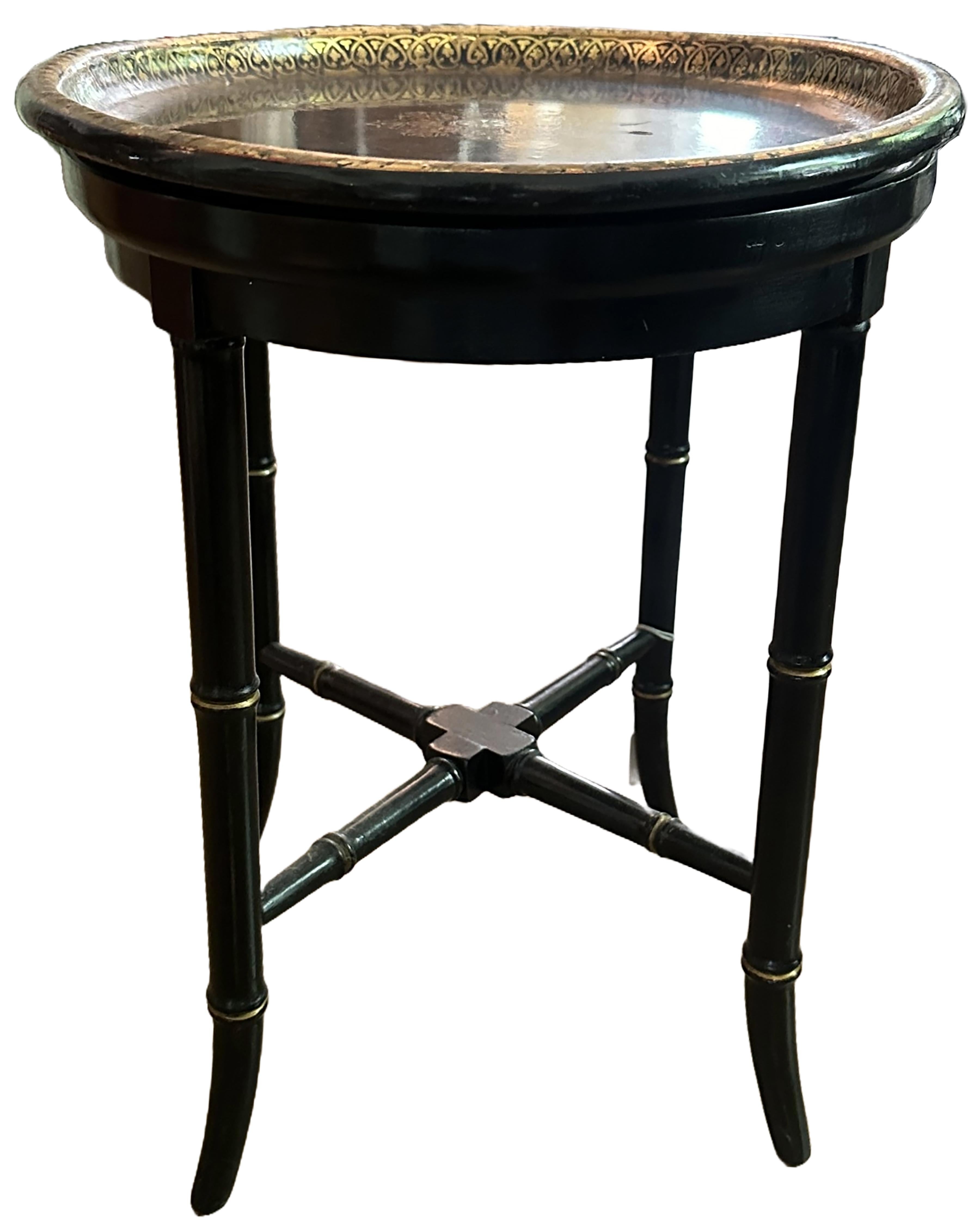 Table à plateau anglaise ovale laquée noire avec plateau doré en vente 1