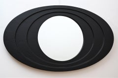 Espejo ovalado con marco de cuero negro