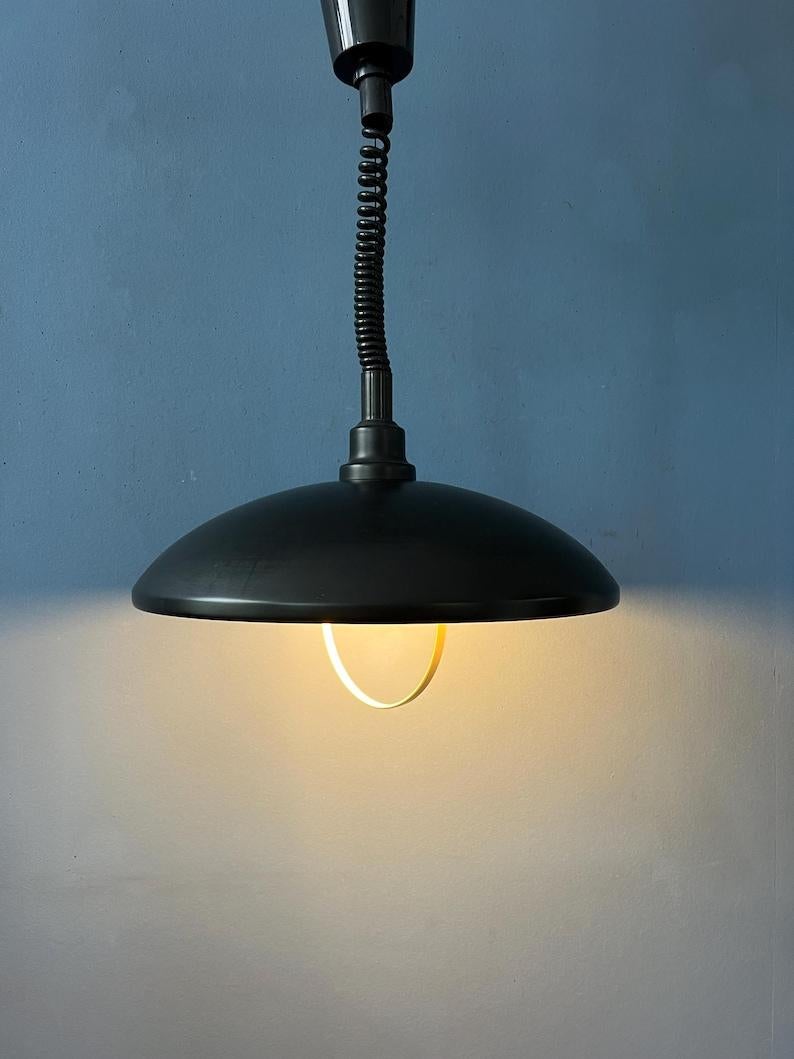 Lampada a sospensione ovale nera di metà secolo in metallo, anni '70 In condizioni ottime in vendita a ROTTERDAM, ZH