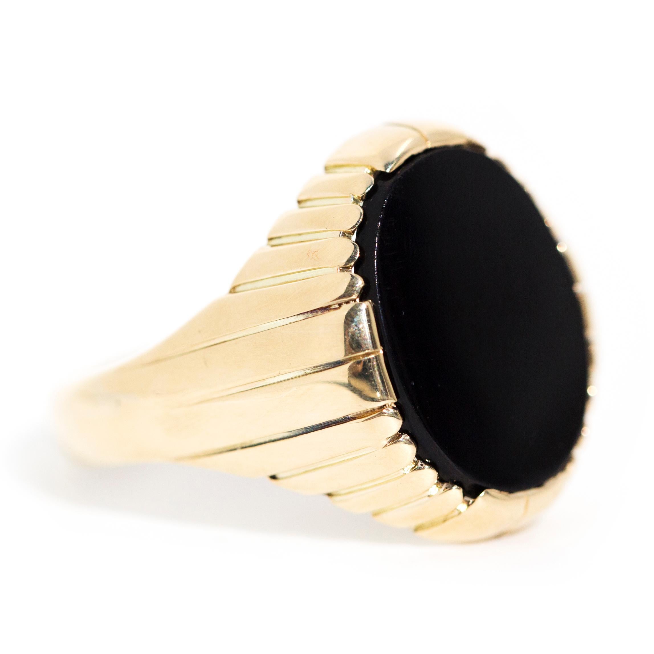 Ovaler ovaler schwarzer Onyx Vintage Herren Kuppel Siegelring aus 9 Karat Gelbgold (Ovalschliff)