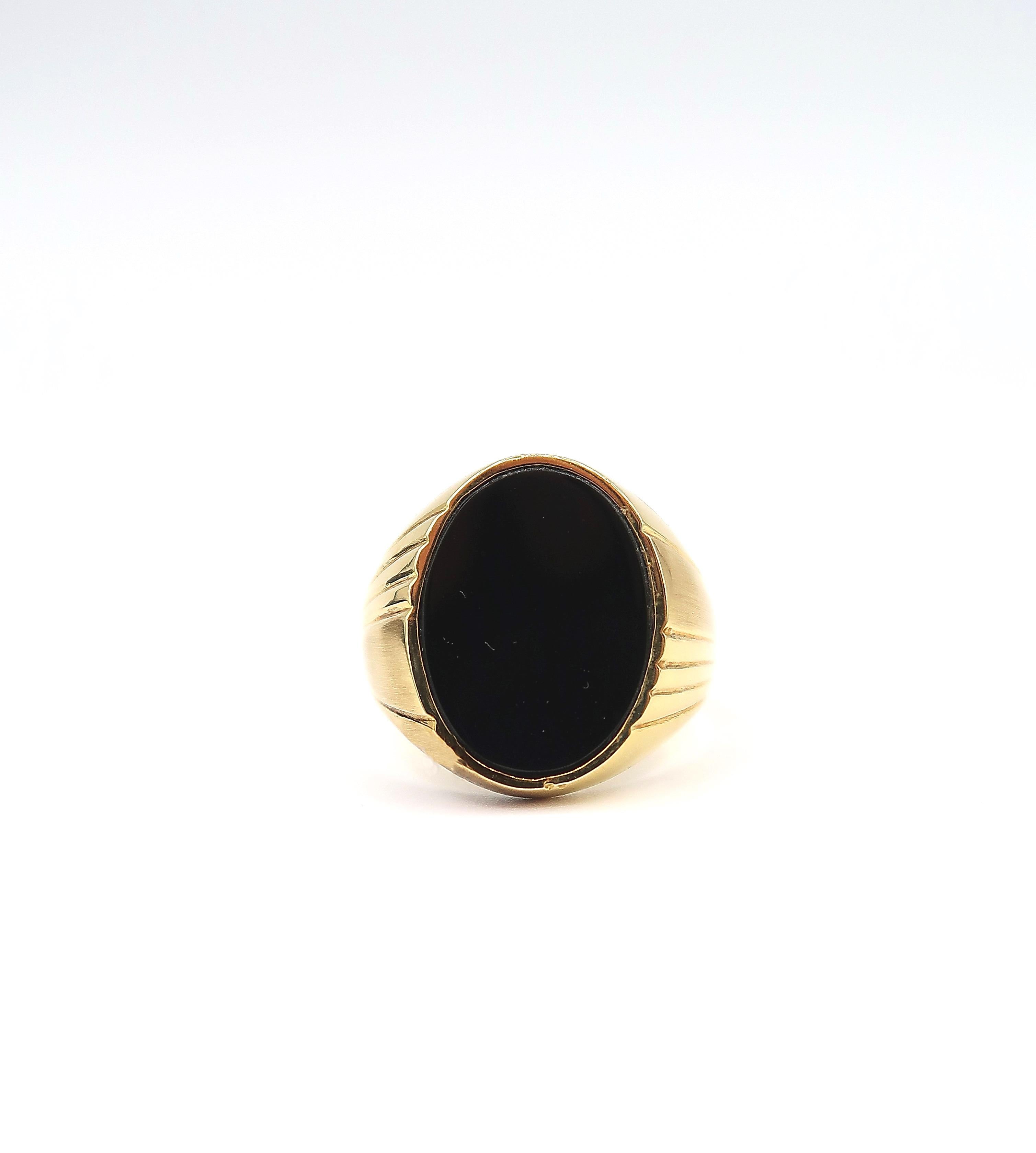 Oval Black Onyx Mens Signet Ring in 14 Karat Yellow Gold

Please let us know should you wish to have the ring resized or engraved. 

Ring size: US 8.5, UK Q

Gold: 14K 6.12g.
Onyx: 1 pc.