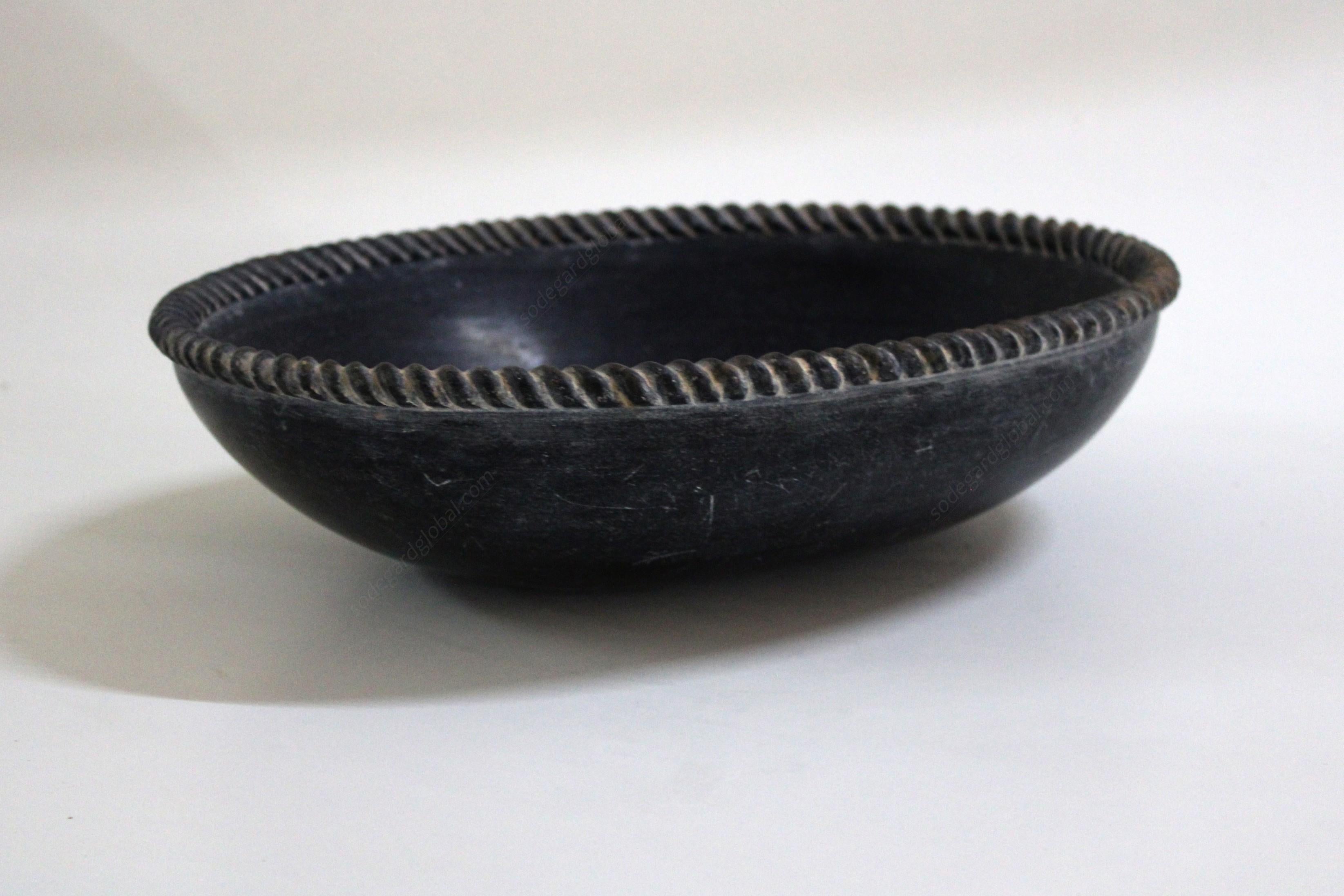 Indiano Ciotola ovale in corda di marmo nero realizzata a mano in India da Stephanie Odegard in vendita