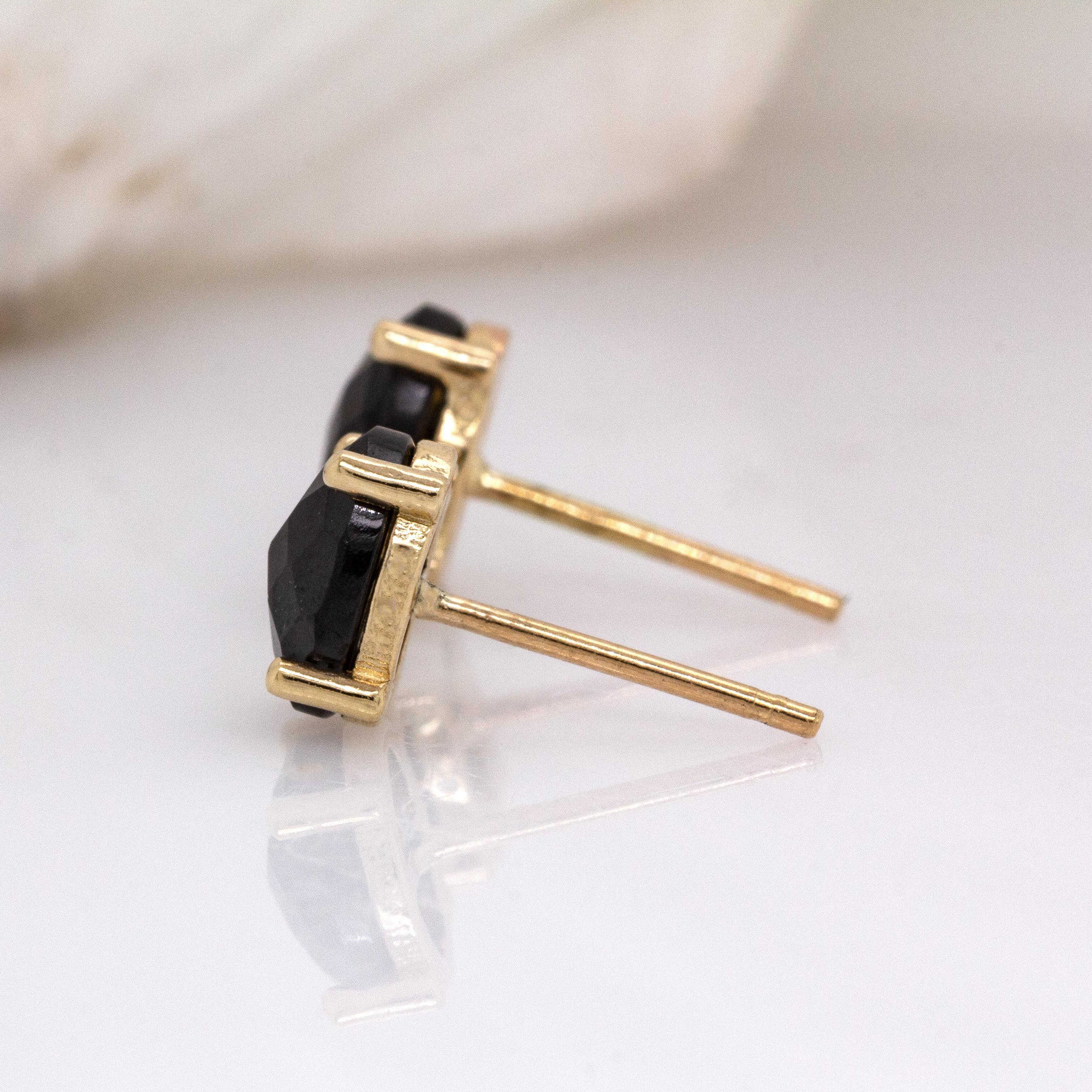 Donna Borchie solitarie ovali con spinello nero: Oro giallo massiccio 14k - Gemma 7×5 mm in vendita