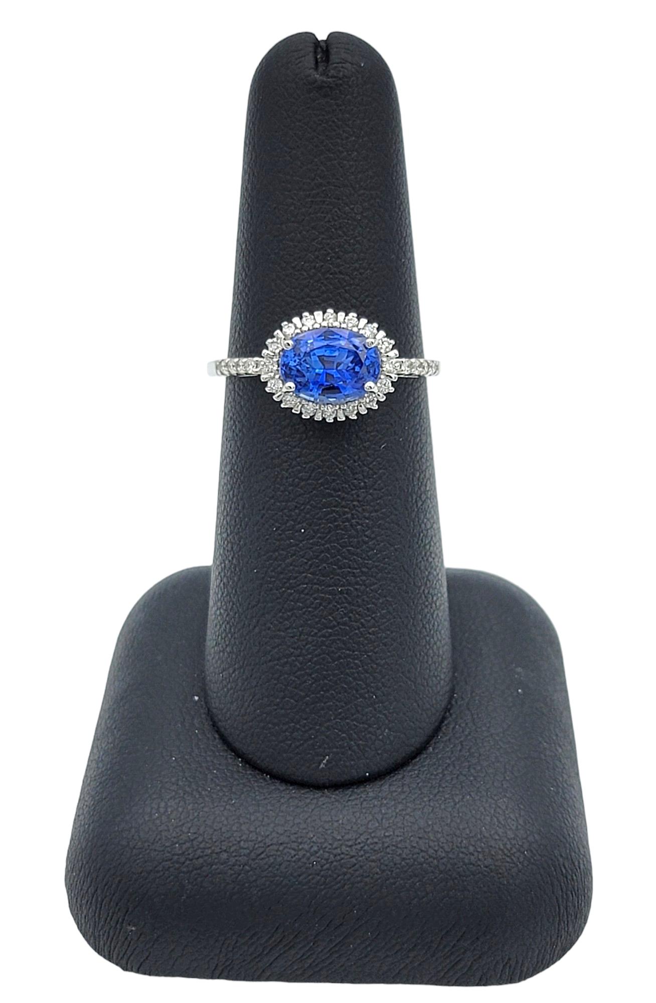 Anillo de Cóctel con Zafiro Azul de Ceilán Ovalado y Halo de Diamantes en Oro Blanco de 18 Kilates en venta 4