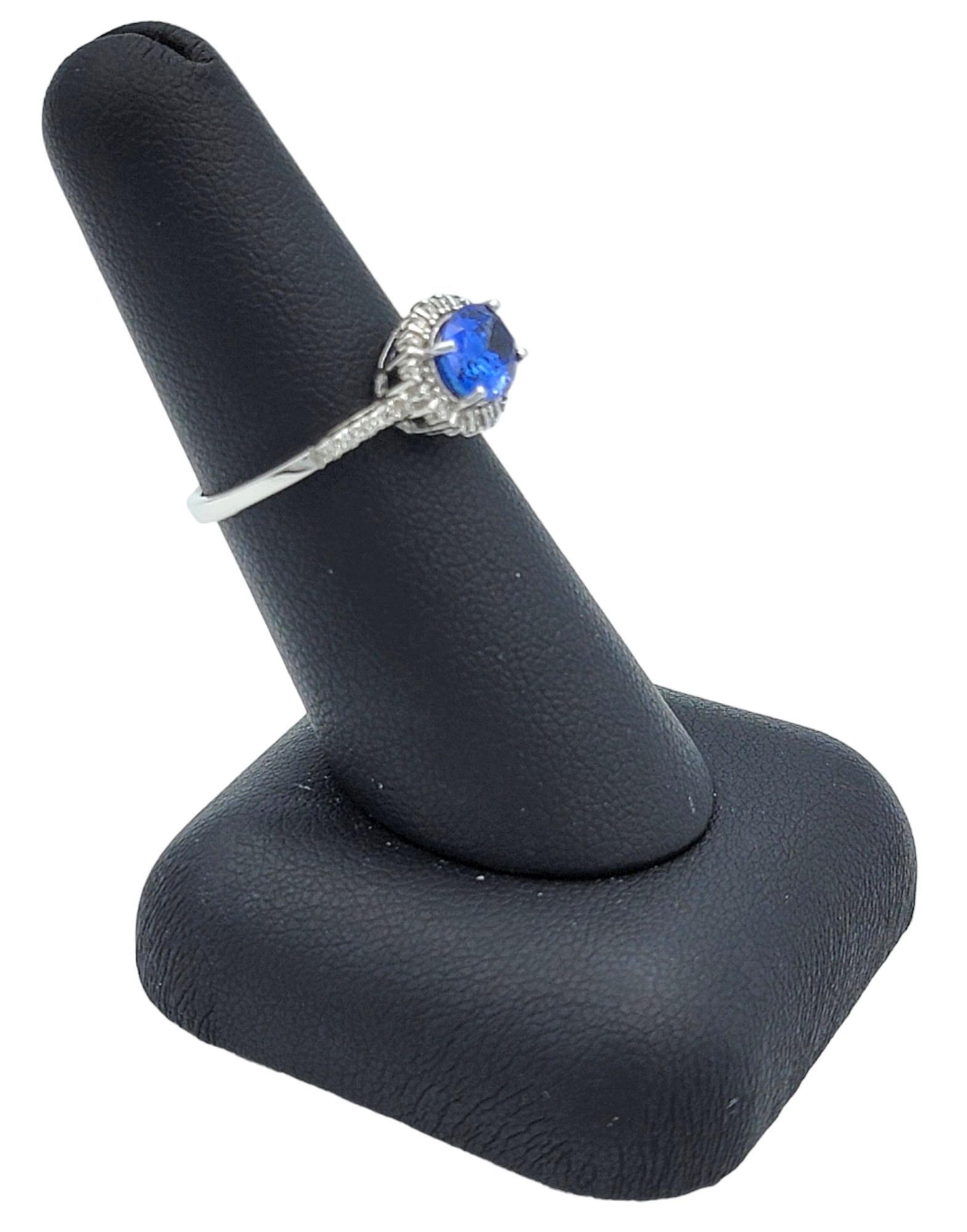 Anillo de Cóctel con Zafiro Azul de Ceilán Ovalado y Halo de Diamantes en Oro Blanco de 18 Kilates en venta 5