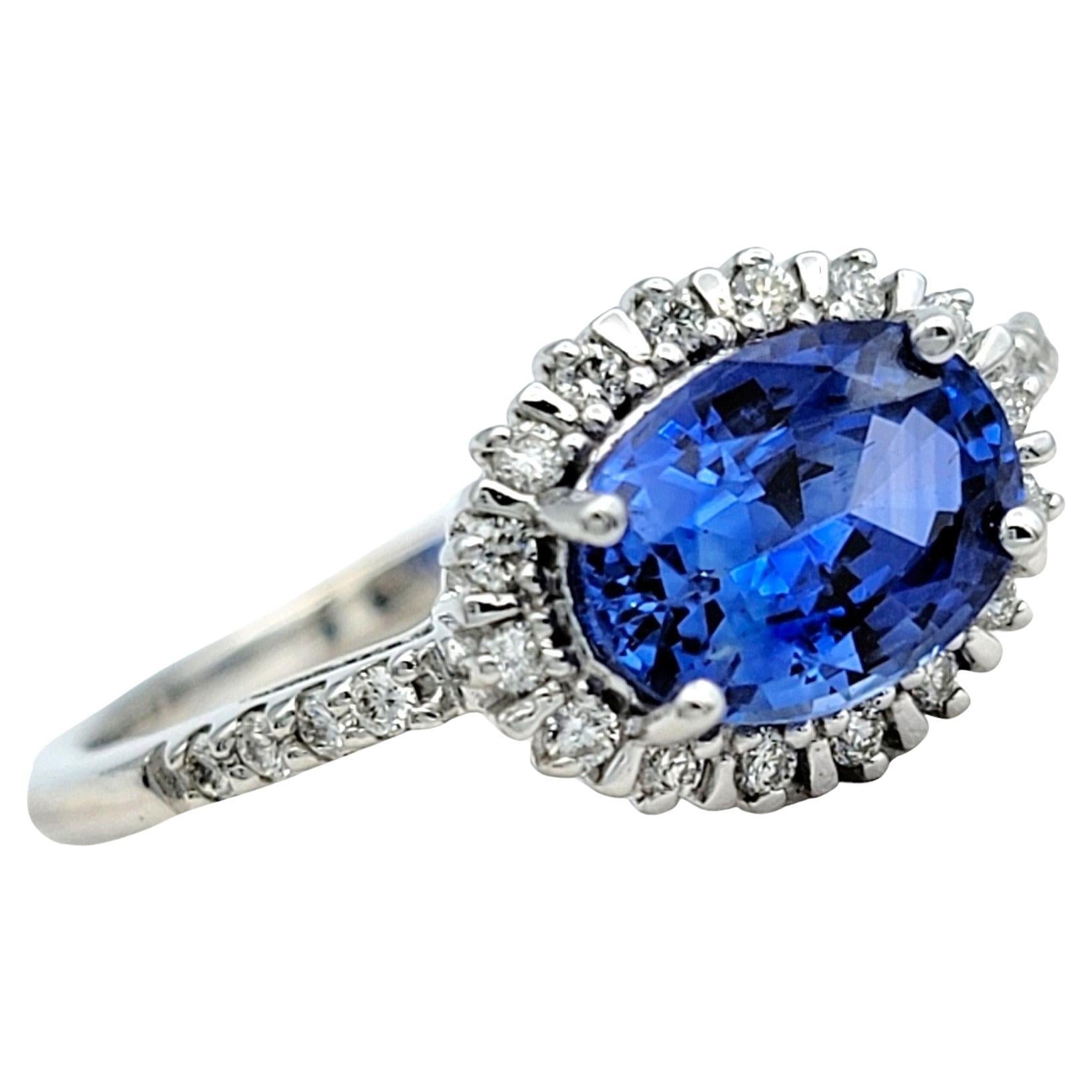 Tamaño del anillo: 6,75

Este exquisito anillo ovalado de zafiro azul de Ceilán y halo de diamantes está elegantemente engastado en oro blanco de 18 quilates. La pieza central de esta impresionante pieza es un cautivador zafiro ovalado de Ceilán,