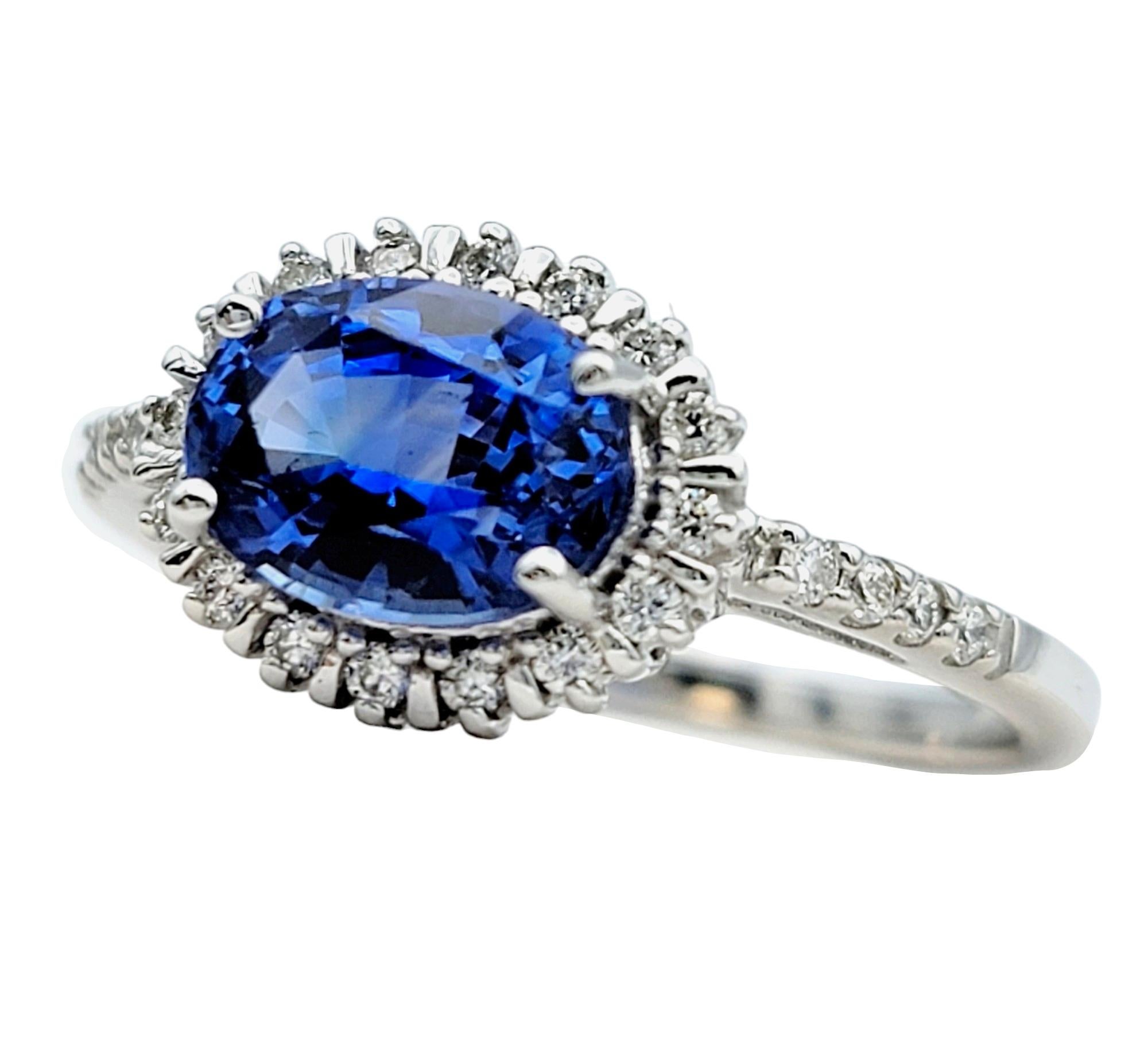 Anillo de Cóctel con Zafiro Azul de Ceilán Ovalado y Halo de Diamantes en Oro Blanco de 18 Kilates Contemporáneo en venta