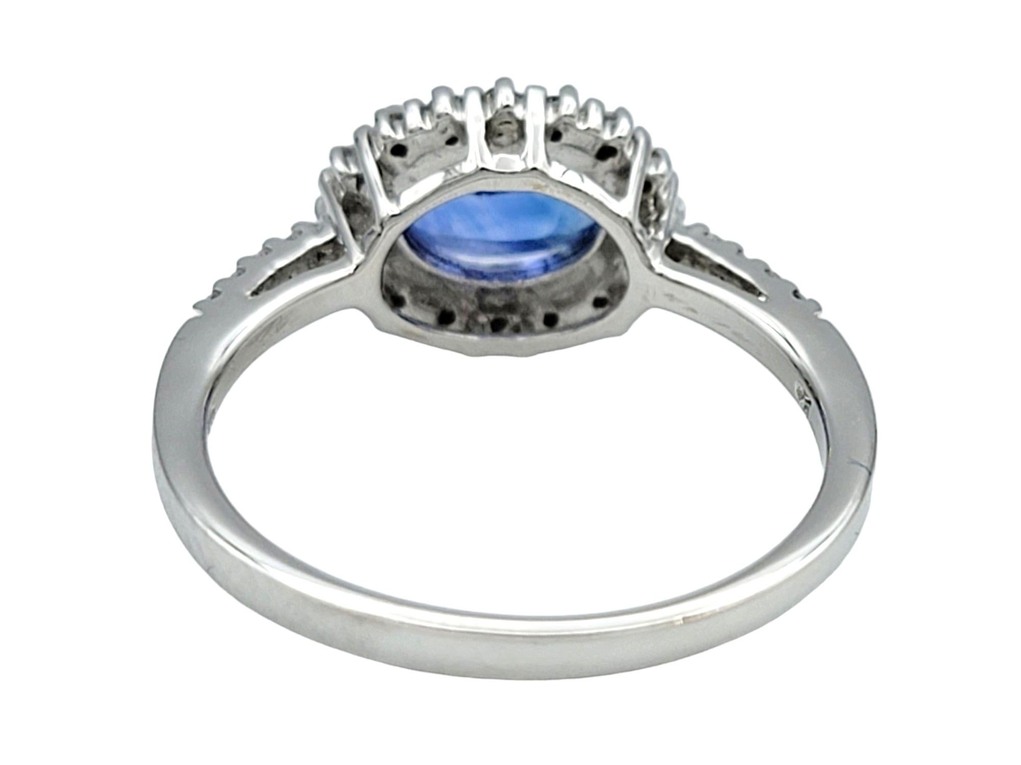Anillo de Cóctel con Zafiro Azul de Ceilán Ovalado y Halo de Diamantes en Oro Blanco de 18 Kilates Corte oval en venta