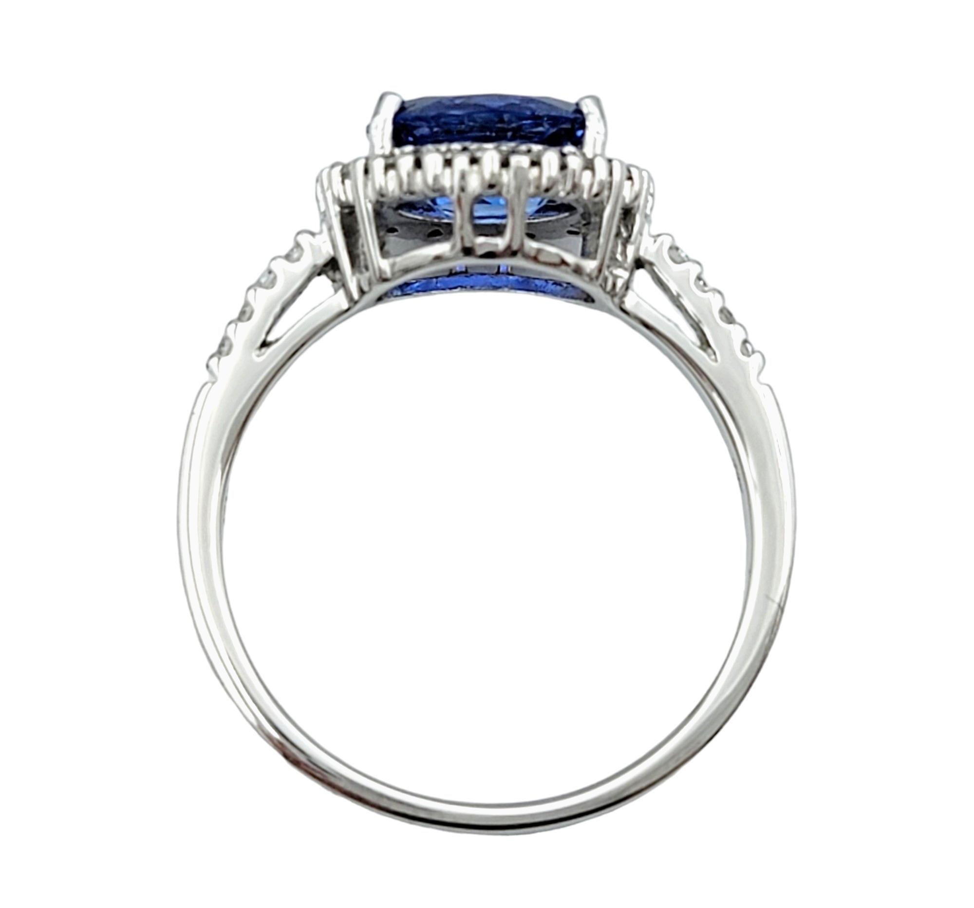 Anillo de Cóctel con Zafiro Azul de Ceilán Ovalado y Halo de Diamantes en Oro Blanco de 18 Kilates en Bueno estado para la venta en Scottsdale, AZ