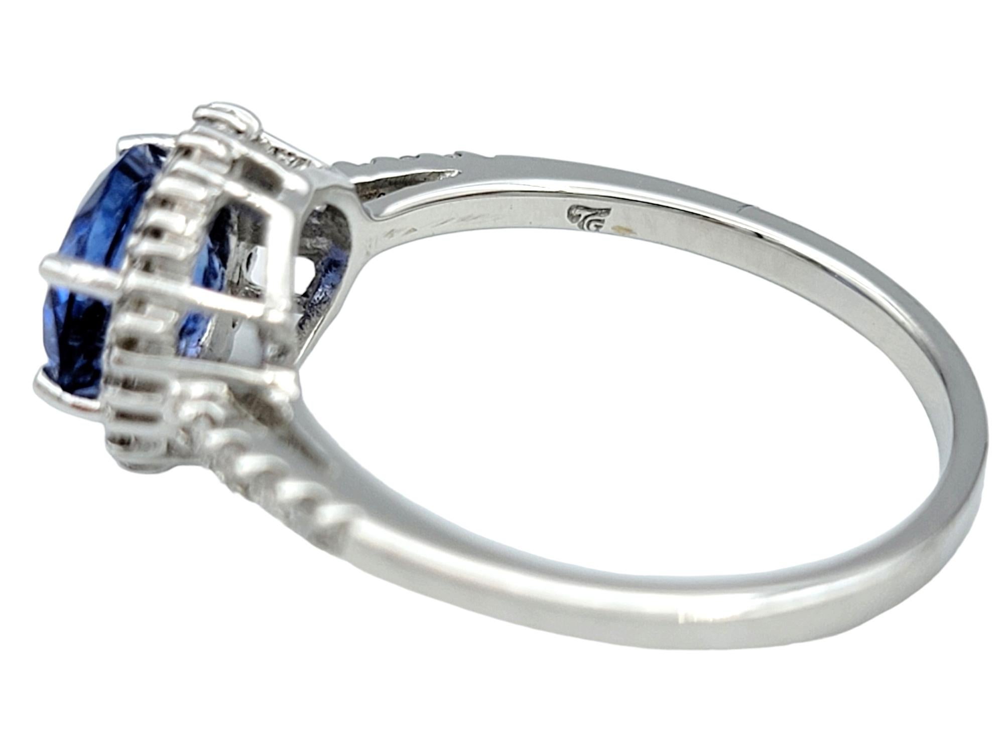 De las mujeres Anillo de Cóctel con Zafiro Azul de Ceilán Ovalado y Halo de Diamantes en Oro Blanco de 18 Kilates en venta