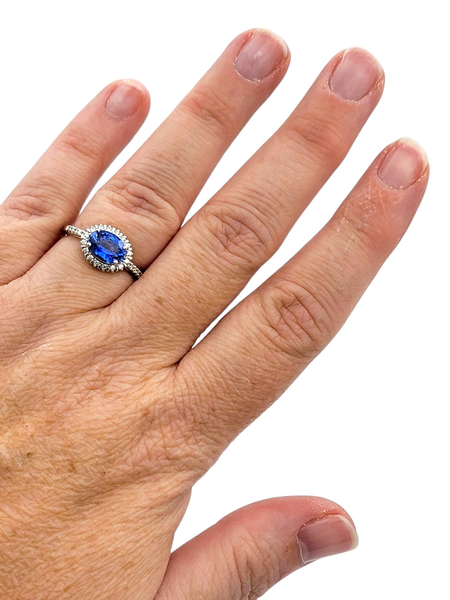 Anillo de Cóctel con Zafiro Azul de Ceilán Ovalado y Halo de Diamantes en Oro Blanco de 18 Kilates en venta 2