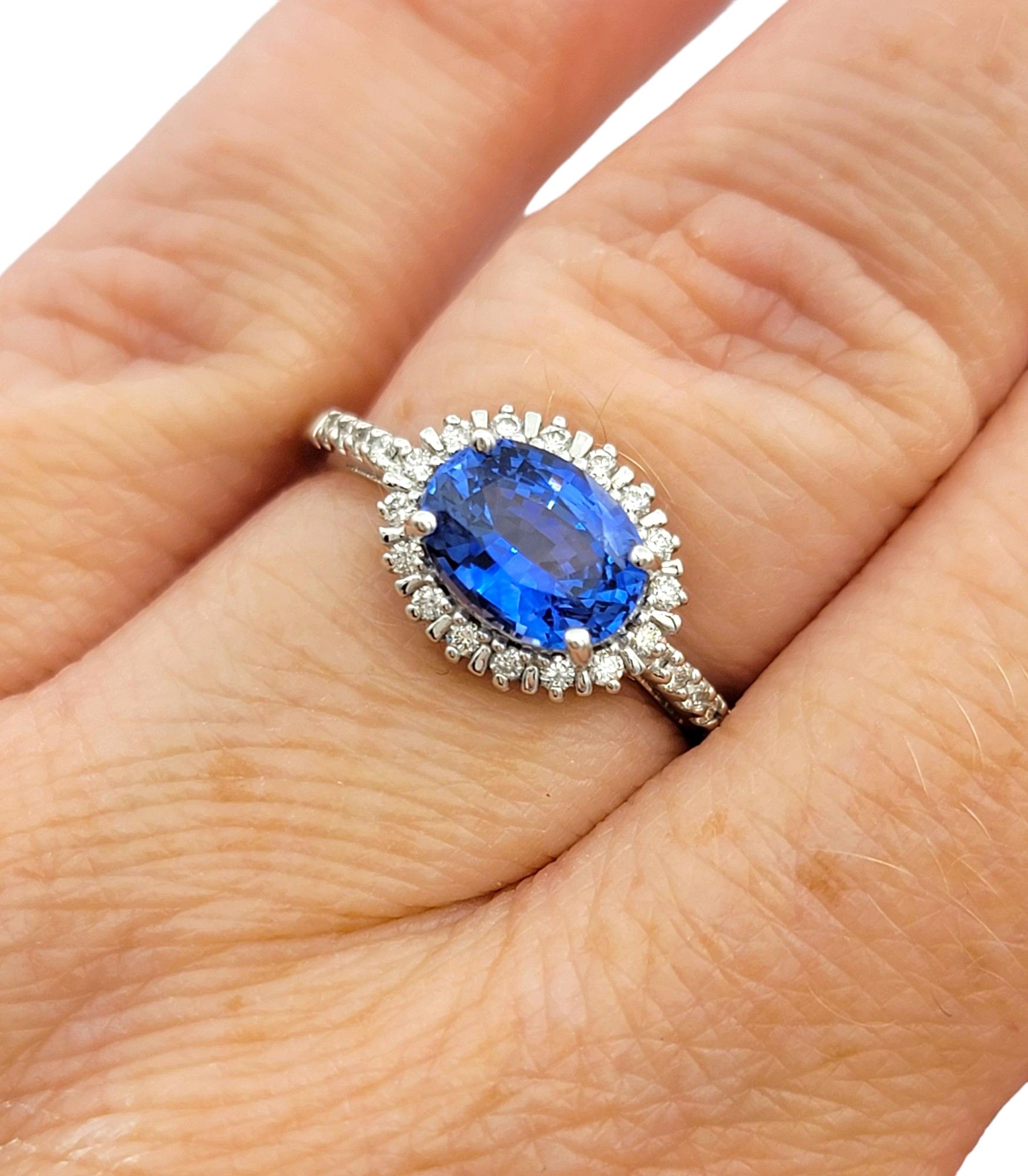 Anillo de Cóctel con Zafiro Azul de Ceilán Ovalado y Halo de Diamantes en Oro Blanco de 18 Kilates en venta 3