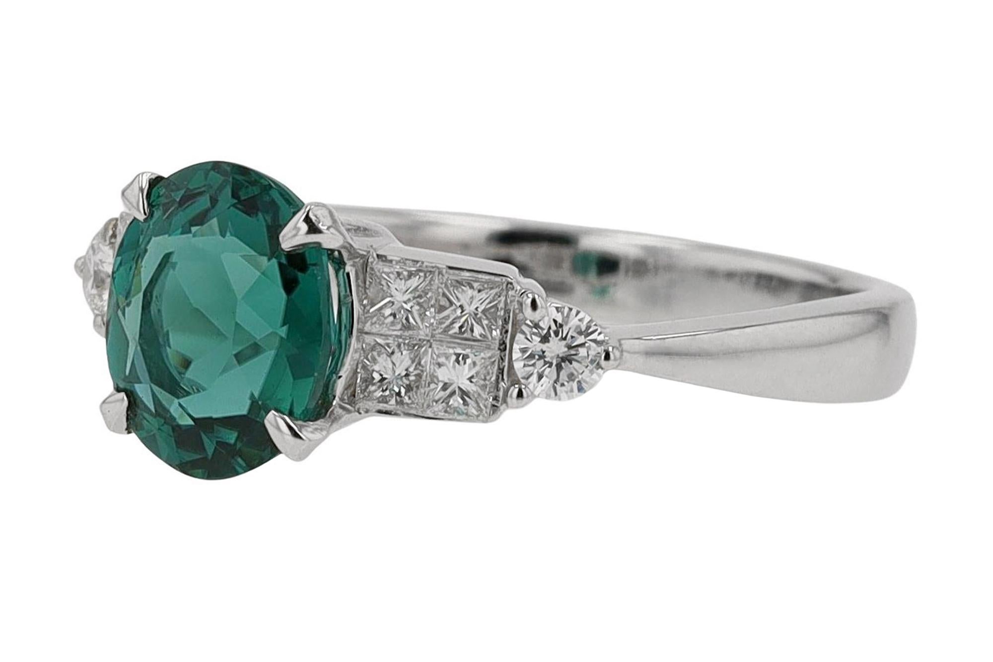 Contemporain Bague de fiançailles en diamants et tourmaline bleu-vert ovale en vente