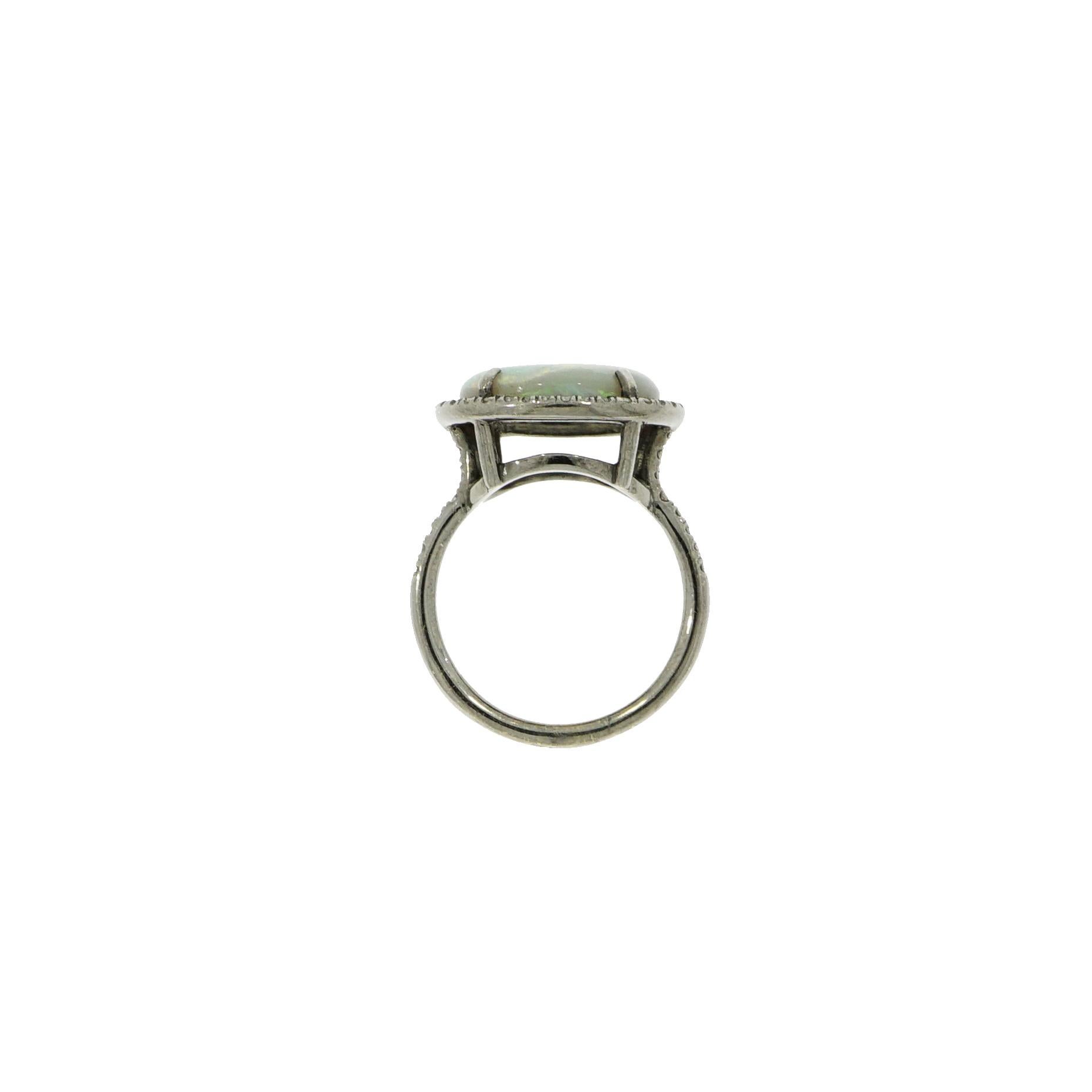 Dieser Ring mit blauem Opal wertet jeden Sommerlook auf.
Entworfen und gefertigt in NYC in 18k Weißgold und schwarz rhodiniert, um einen Kontrast und eine Betonung auf den schönen ovalen Blauen Opal, umgeben von weißen runden Diamanten, zu schaffen.