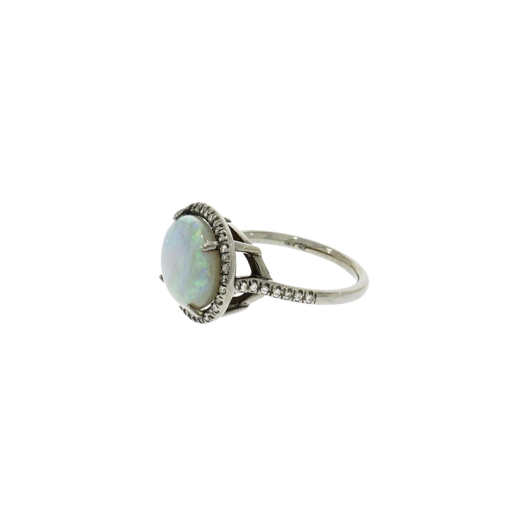 Ovaler Ring mit blauem Opal und Diamanten (Künstler*in) im Angebot