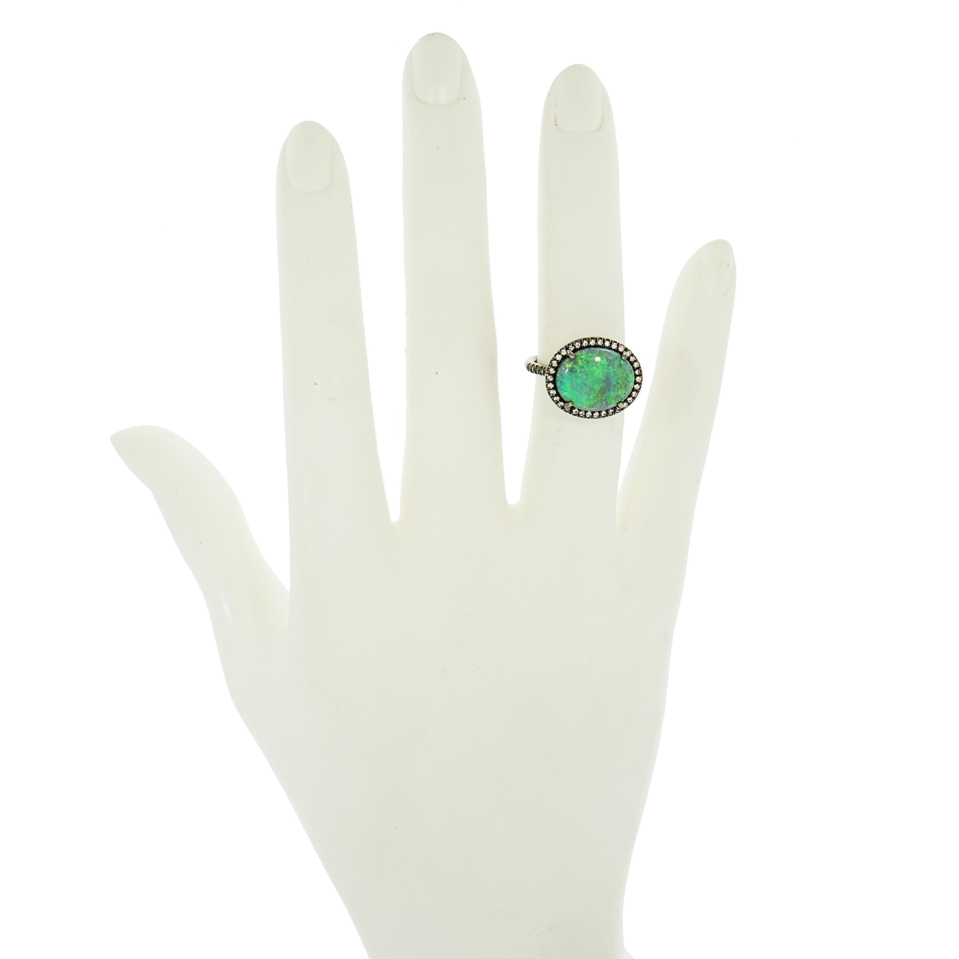 Ovaler Ring mit blauem Opal und Diamanten (Ovalschliff) im Angebot