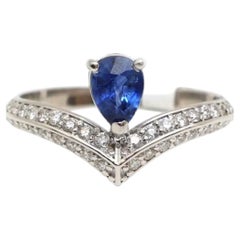 Anello con zaffiro blu ovale 14 carati (18 carati su misura) con accenti di diamanti