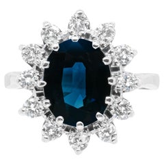 Verlobungsring mit ovalem blauem Saphir und Diamant, 18 Karat Gold Cluster