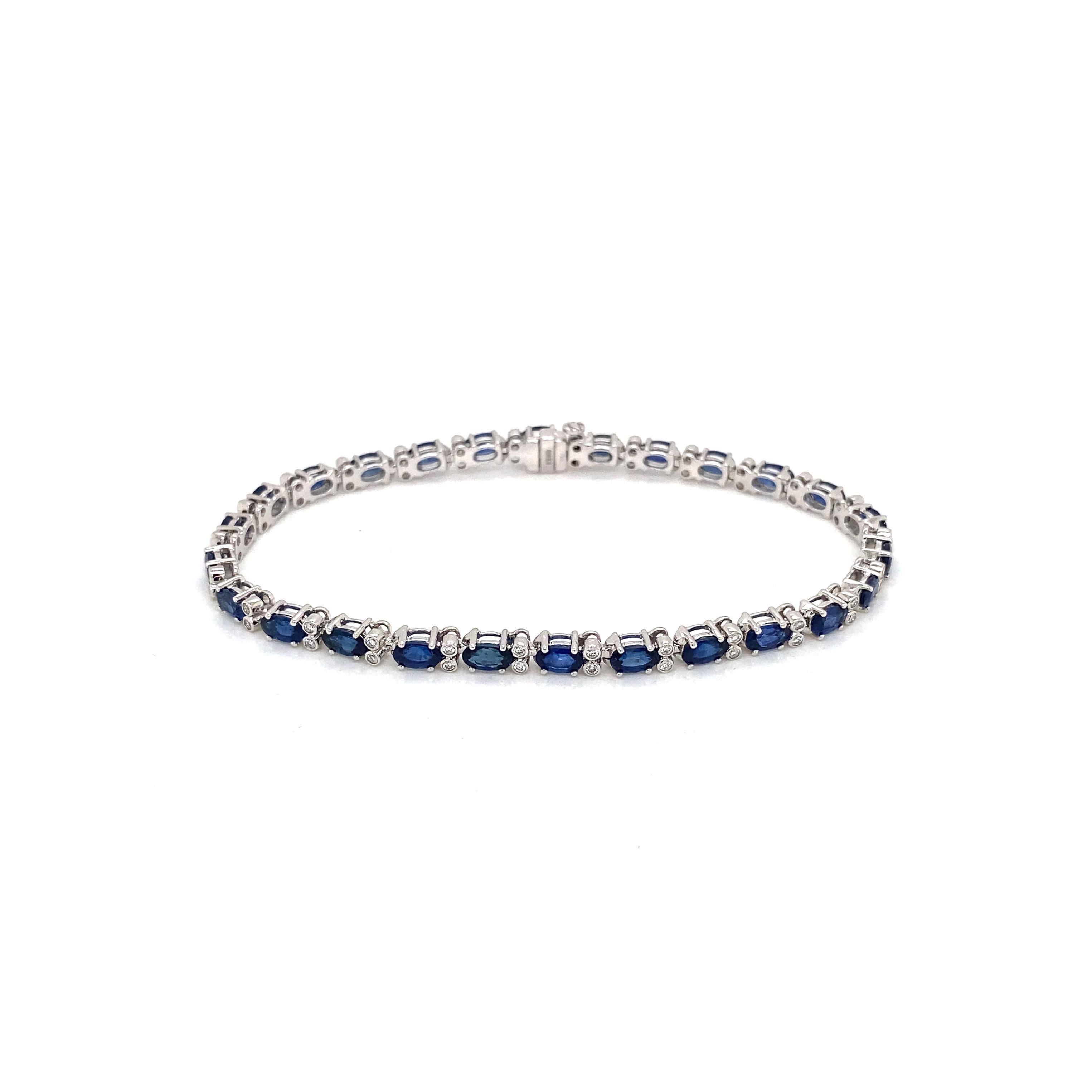 Vous ne pourrez qu'être envoûtée par ce bracelet de tennis intemporel, réalisé avec expertise dans un luxueux or blanc 18 carats.

Sobre et élégant, ce fabuleux bracelet présente un spectacle éblouissant de 26 saphirs bleu royal de forme ovale, d'un