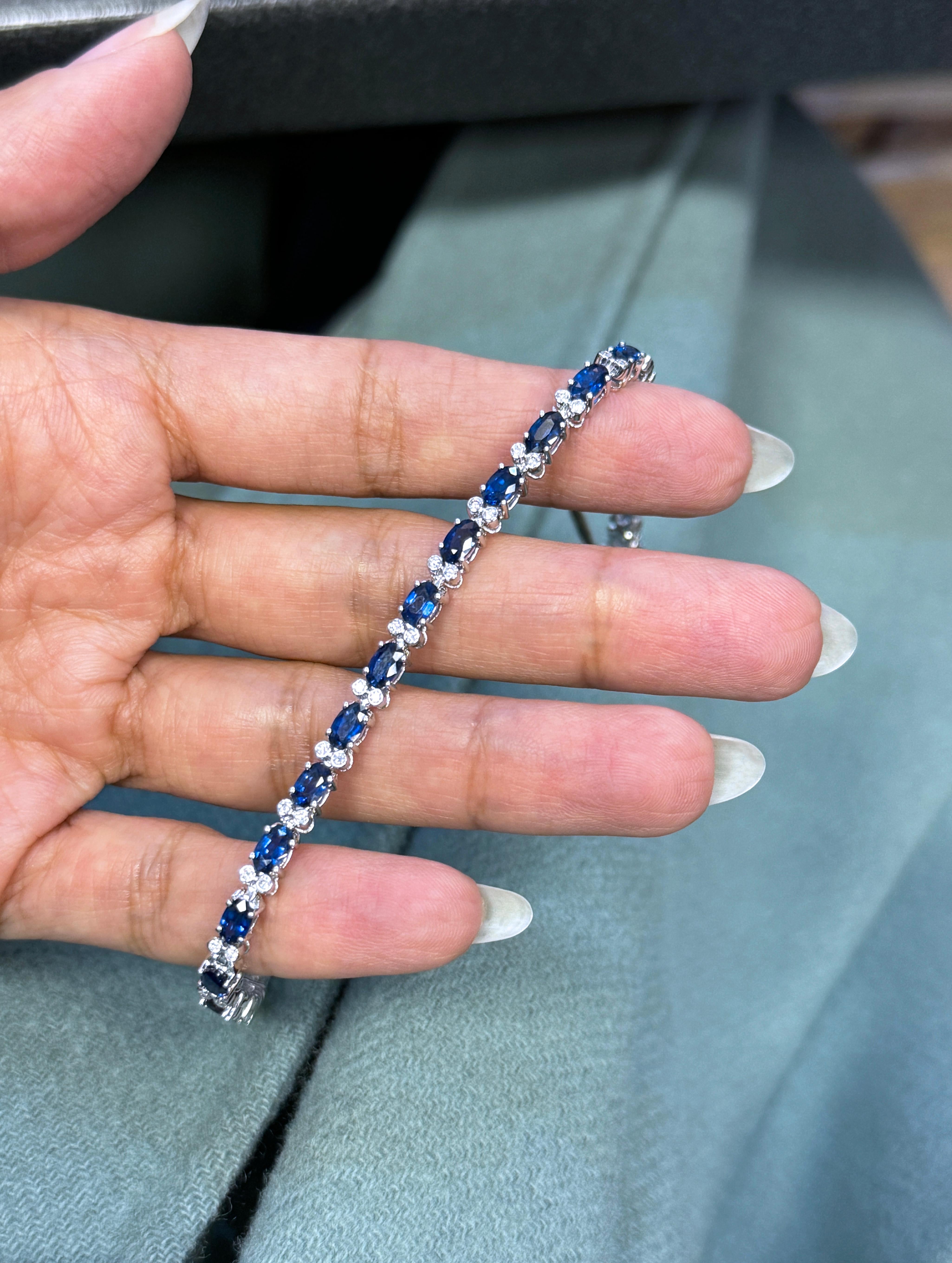 Moderne Bracelet tennis en or blanc 18 carats, saphir bleu ovale et diamants
