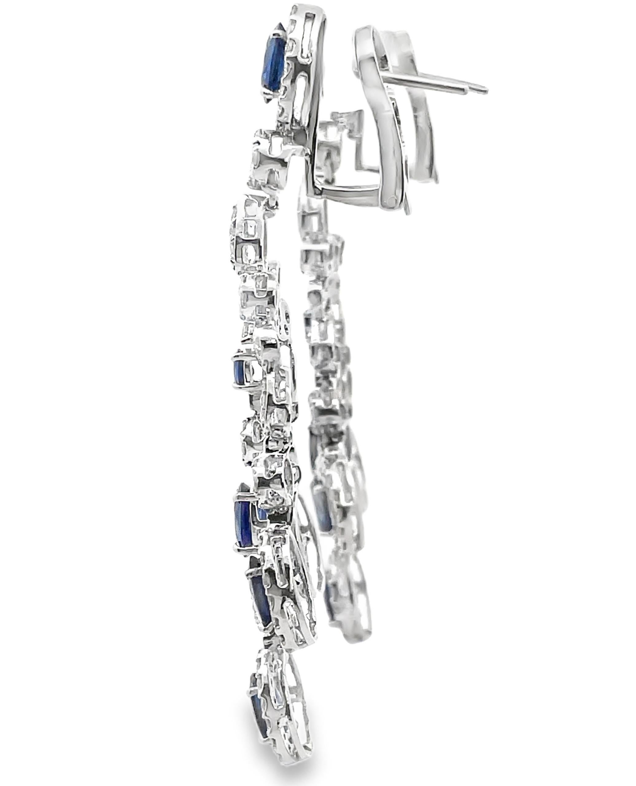 Boucles d'oreilles chandelier en or blanc 18 carats avec 273 diamants ronds pesant 3,70 carats au total et 12 saphirs bleus de forme ovale pesant 8,52 carats au total. 