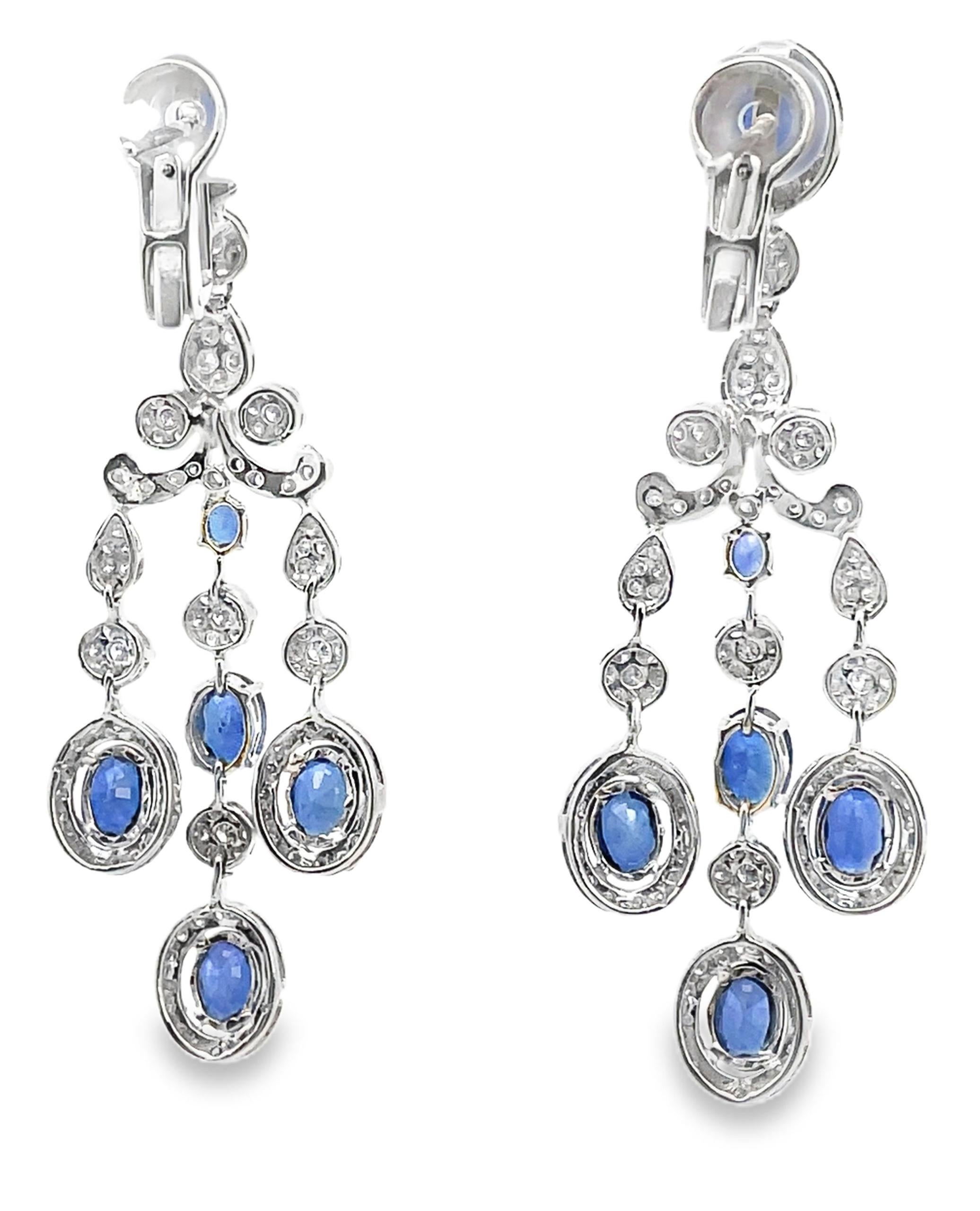 Contemporain Boucles d'oreilles chandelier en or blanc 18 carats, saphir bleu ovale et diamant en vente