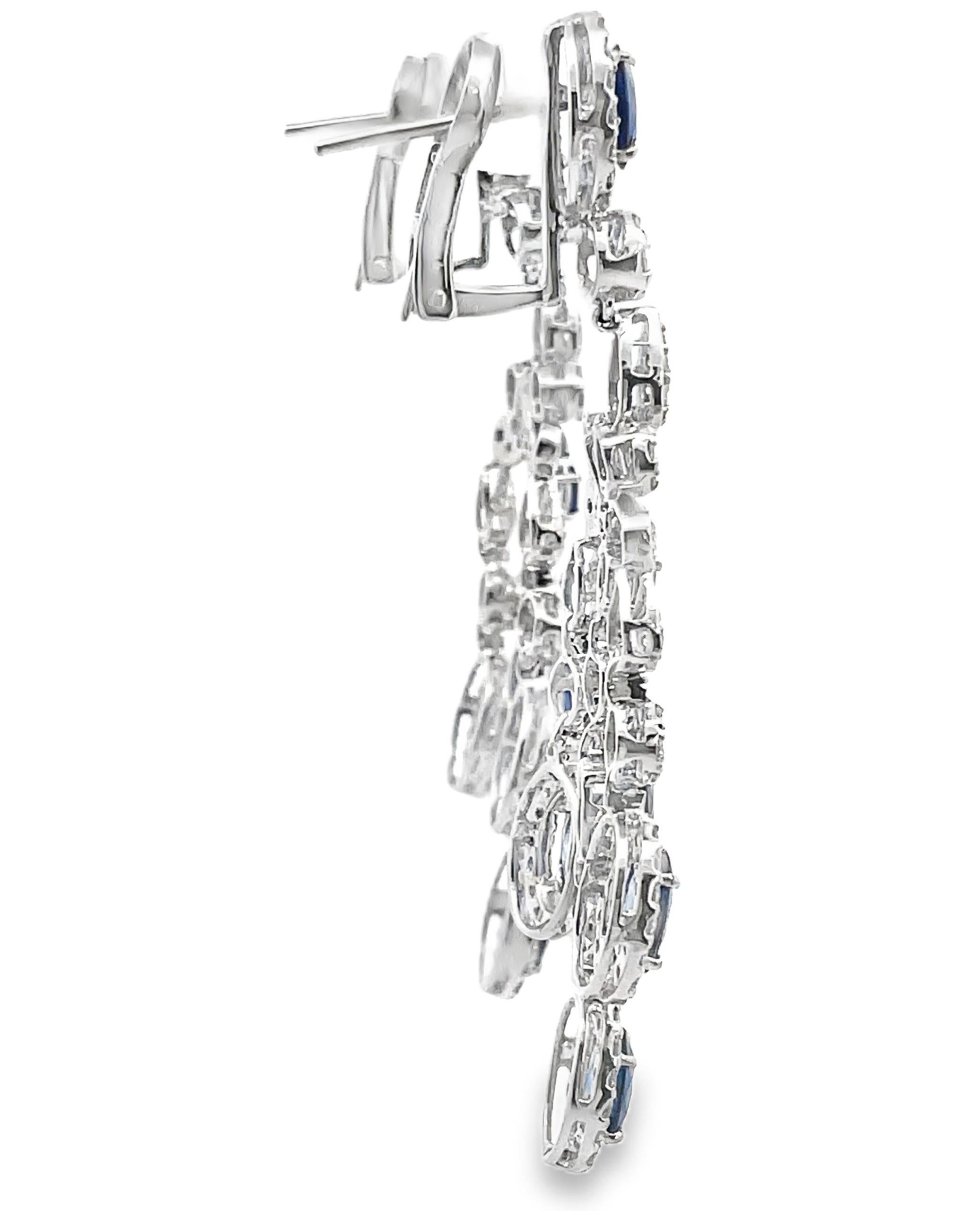 Taille mixte Boucles d'oreilles chandelier en or blanc 18 carats, saphir bleu ovale et diamant en vente