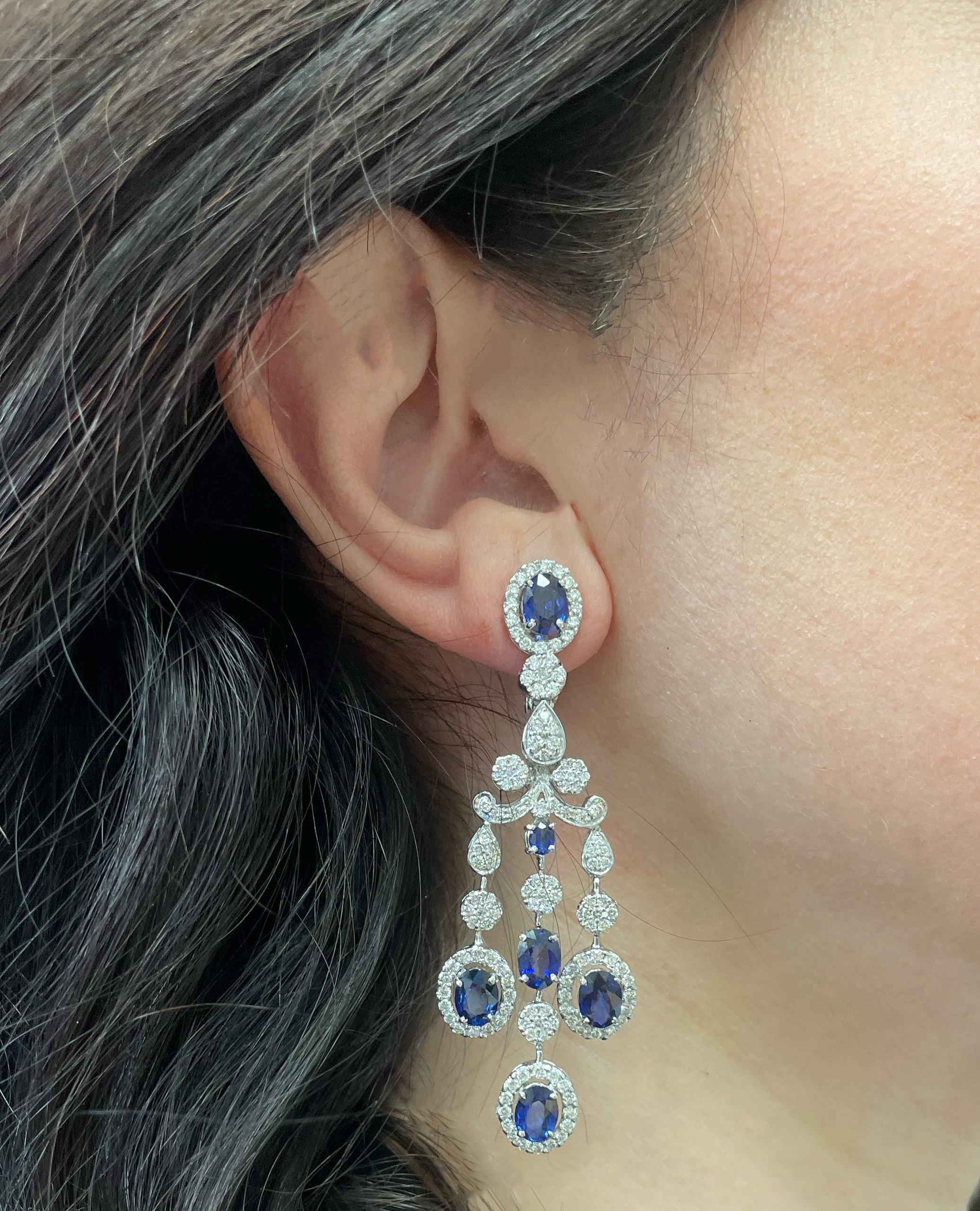 Boucles d'oreilles chandelier en or blanc 18 carats, saphir bleu ovale et diamant Neuf - En vente à Old Tappan, NJ