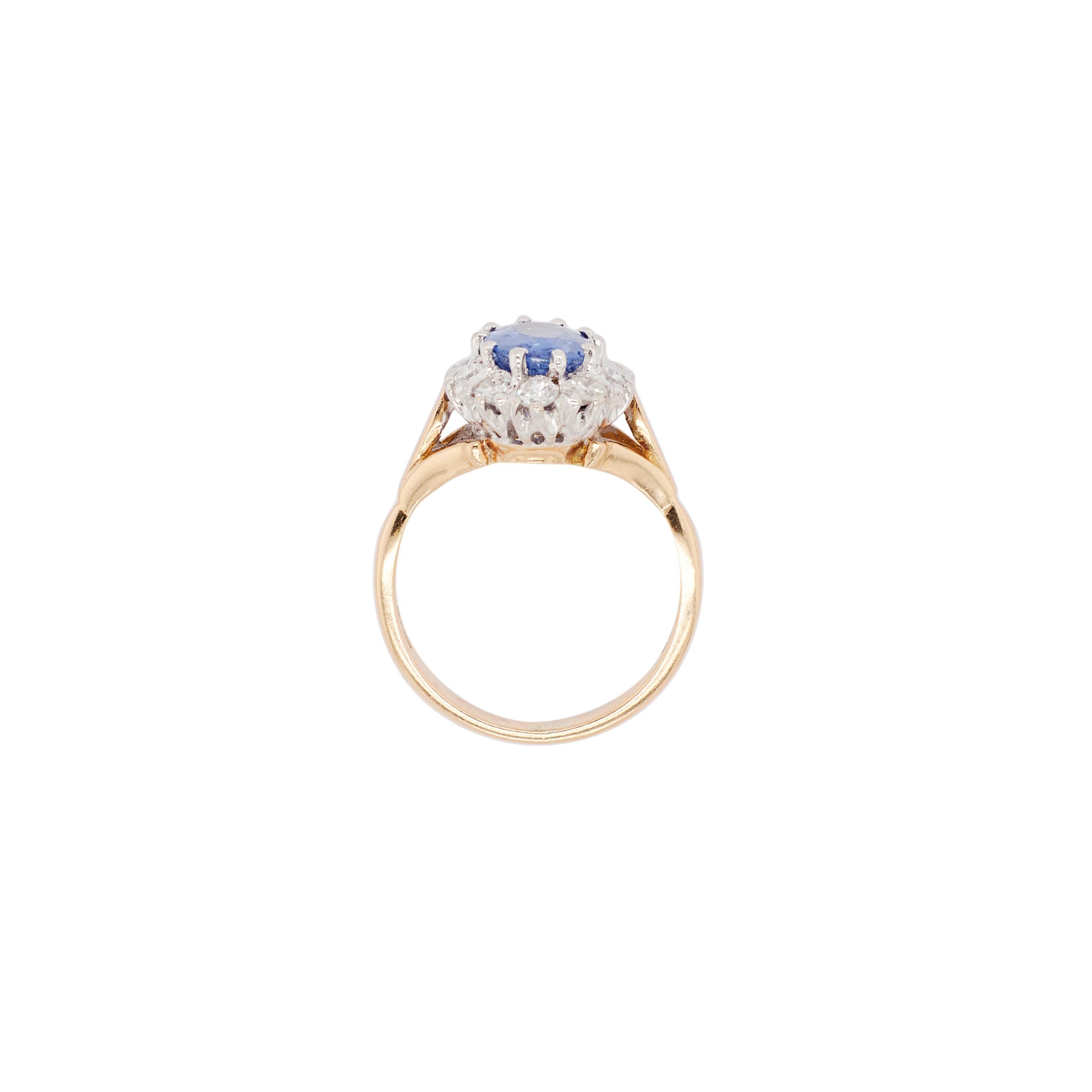 Cette bague vintage exquise dégage un charme royal et constitue un ajout remarquable à toute collection de bijoux fins.

En son cœur se trouve un saphir transparent ovale d'un bleu velouté, pesant environ 1,30ct, solidement maintenu dans une monture