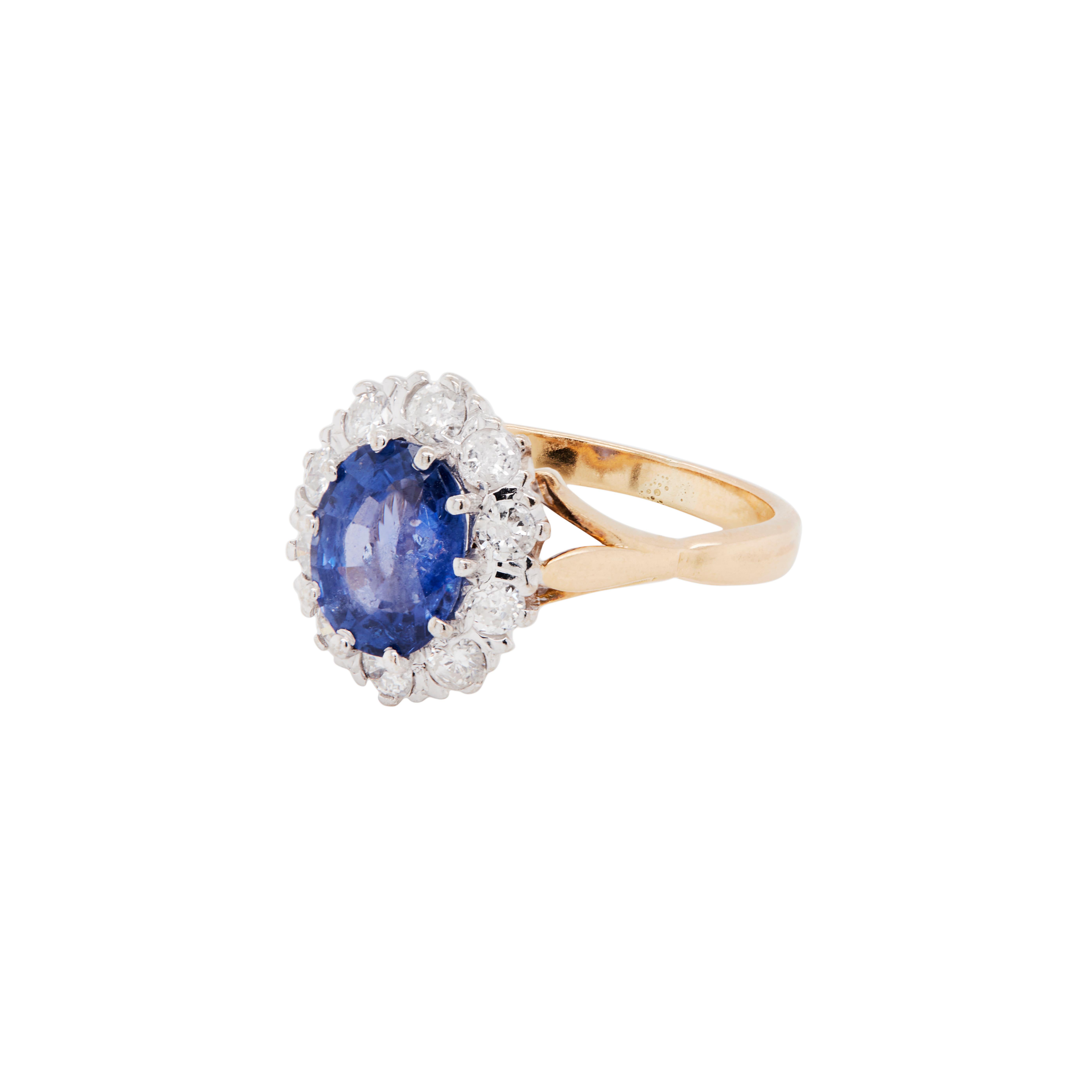Moderne Bague de fiançailles saphir bleu ovale et diamant halo en or 18K Coronet Cluster en vente