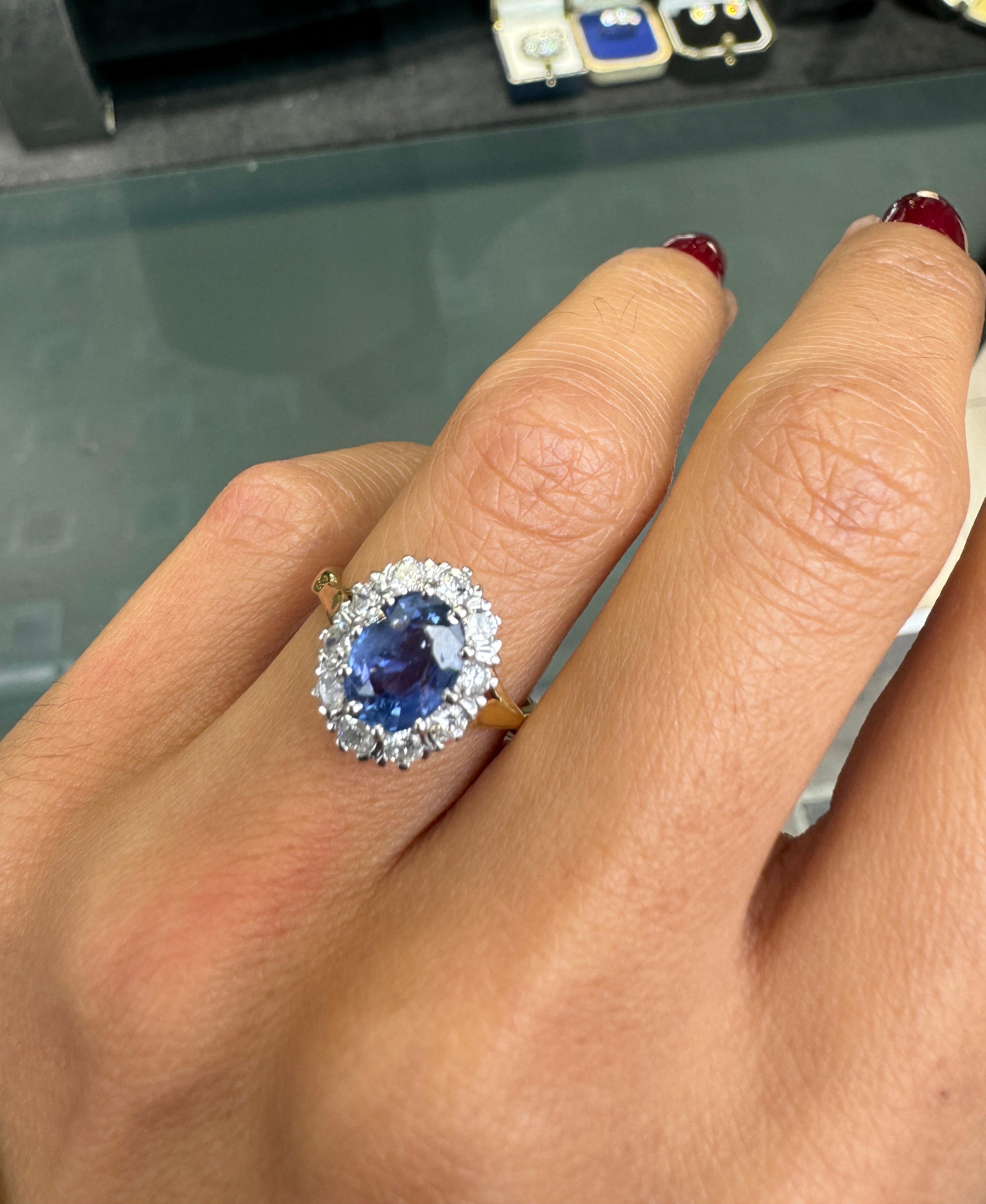 Taille ovale Bague de fiançailles saphir bleu ovale et diamant halo en or 18K Coronet Cluster en vente