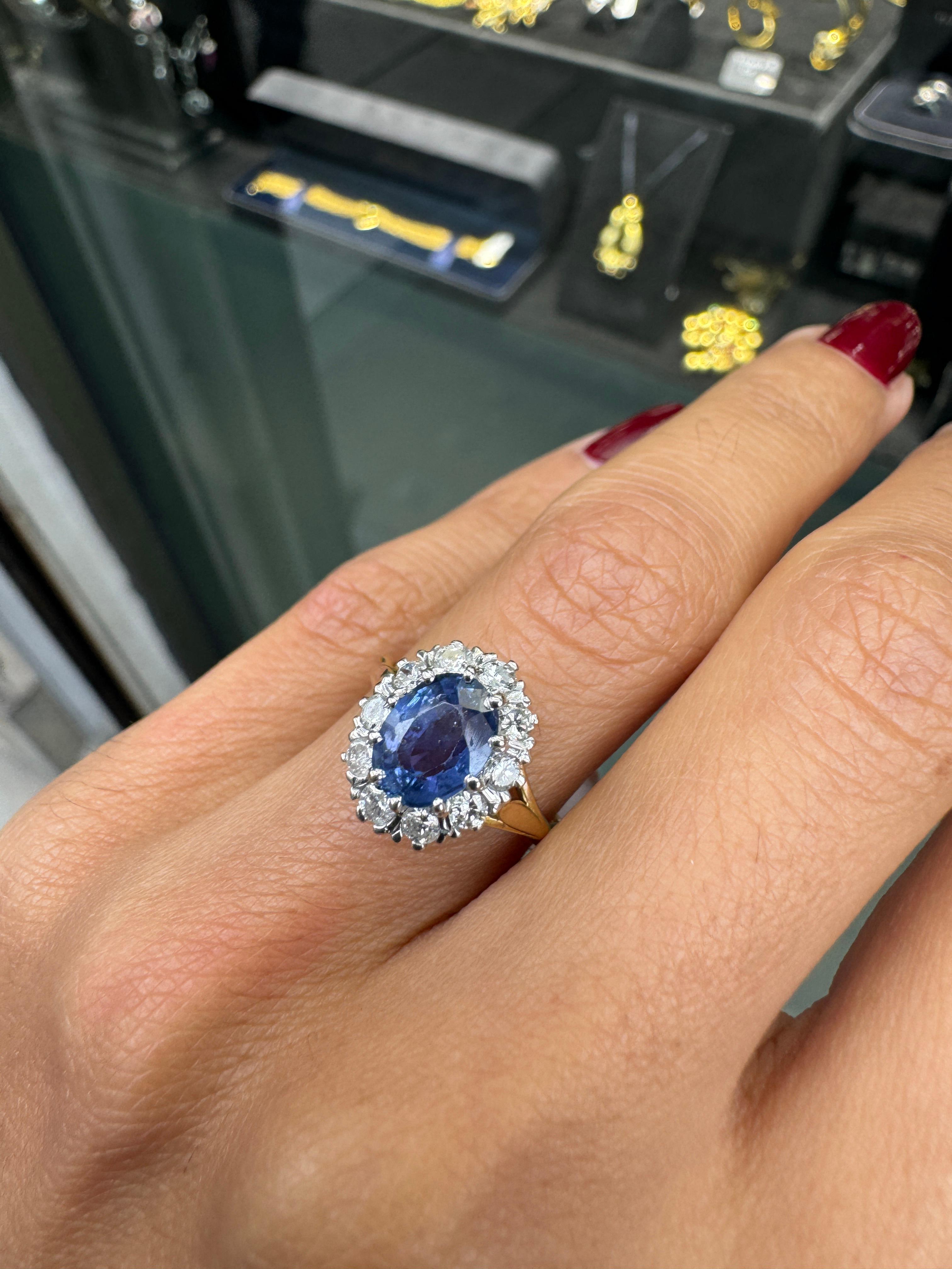 Bague de fiançailles saphir bleu ovale et diamant halo en or 18K Coronet Cluster Excellent état - En vente à London, GB