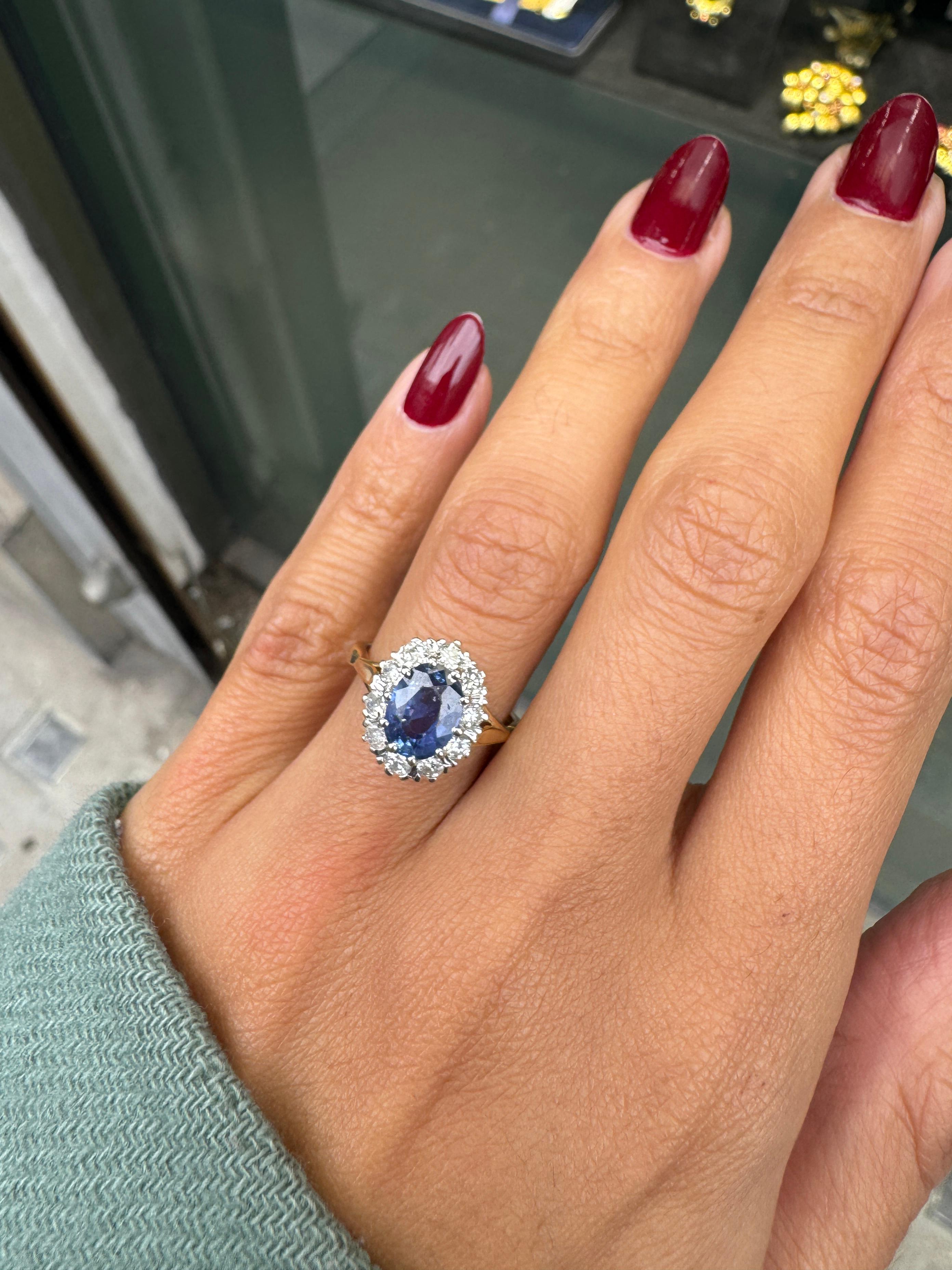Bague de fiançailles saphir bleu ovale et diamant halo en or 18K Coronet Cluster Pour femmes en vente