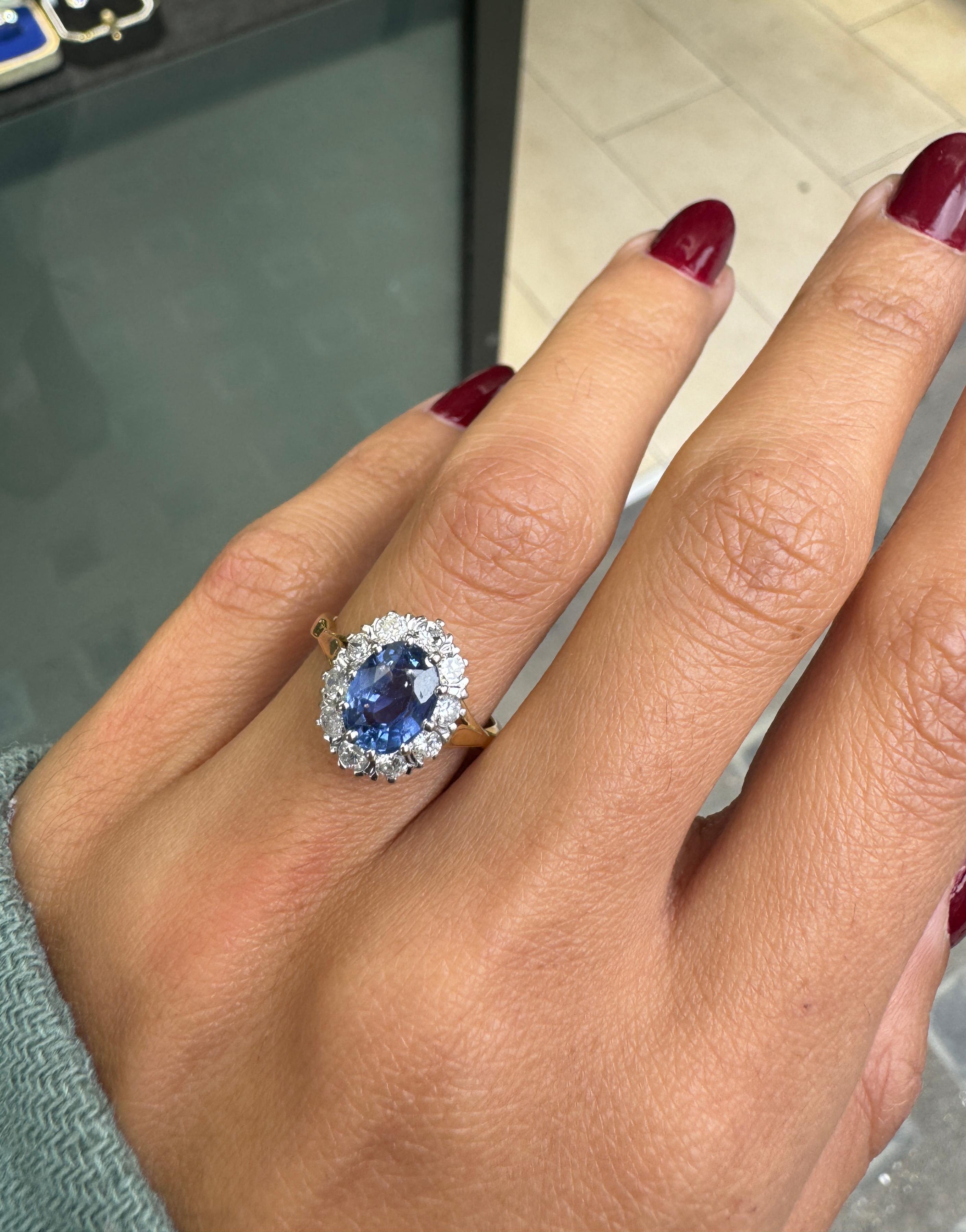 Bague de fiançailles saphir bleu ovale et diamant halo en or 18K Coronet Cluster en vente 1