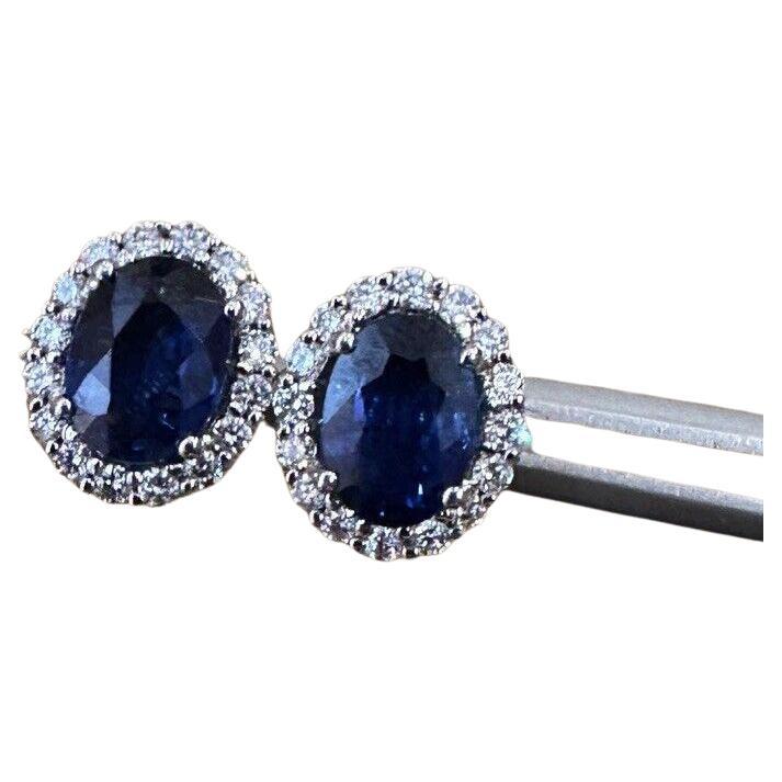 Boucles d'oreilles saphir bleu ovale et halo de diamants en or blanc 14k en vente