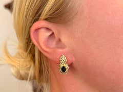 Pendientes Ovalados Zafiro Azul y Diamante Omega Back Oro Amarillo 14K