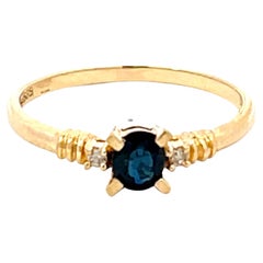 Stapelbarer Ring aus 14 Karat Gelbgold mit ovalem blauem Saphir und Diamant