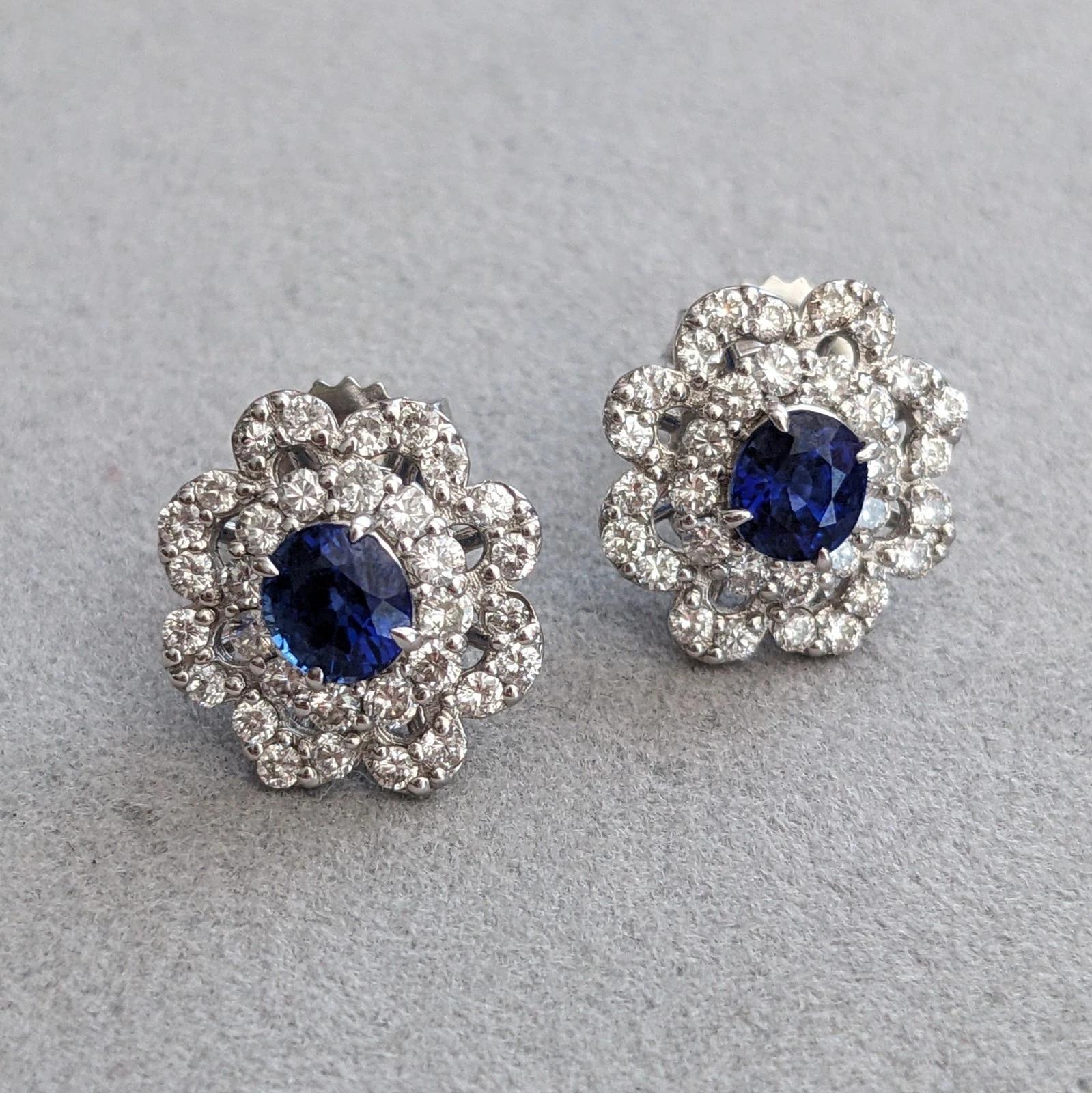 Orecchini con zaffiro blu ovale e diamanti in platino e 18 carati

Gli orecchini con diamanti e zaffiri presentano zaffiri blu ovali di colore blu reale circondati da diamanti rotondi a brillante incastonati in una montatura di platino.