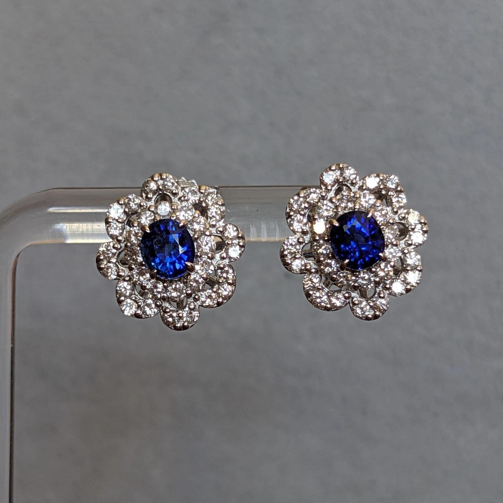 Taglio ovale Orecchini ovali con zaffiro blu e diamanti in platino e oro 18 carati in vendita