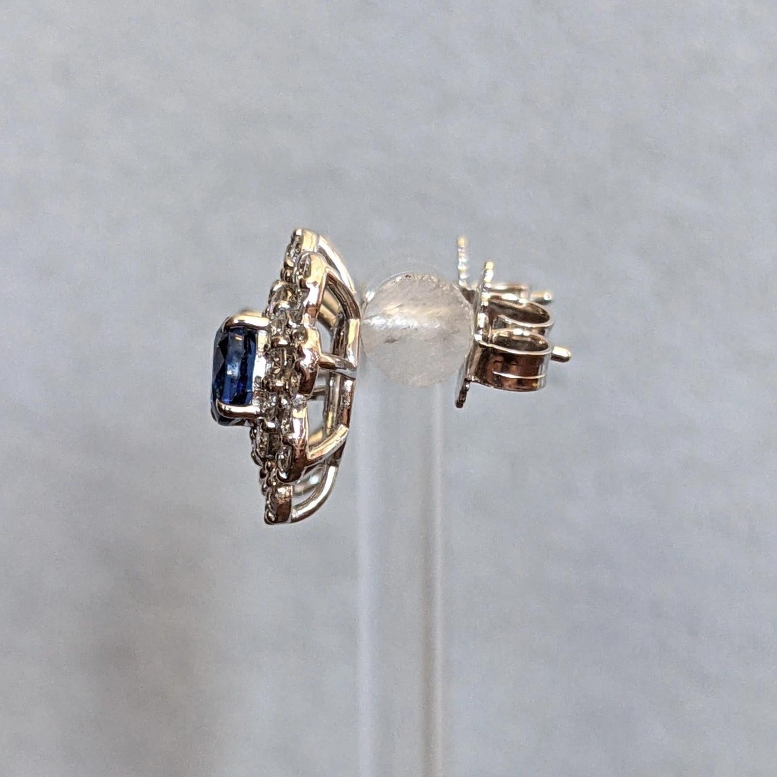 Orecchini ovali con zaffiro blu e diamanti in platino e oro 18 carati In condizioni ottime in vendita a La Jolla, CA