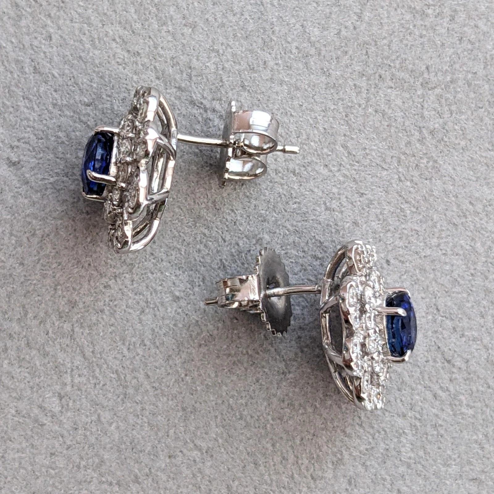 Orecchini ovali con zaffiro blu e diamanti in platino e oro 18 carati in vendita 1