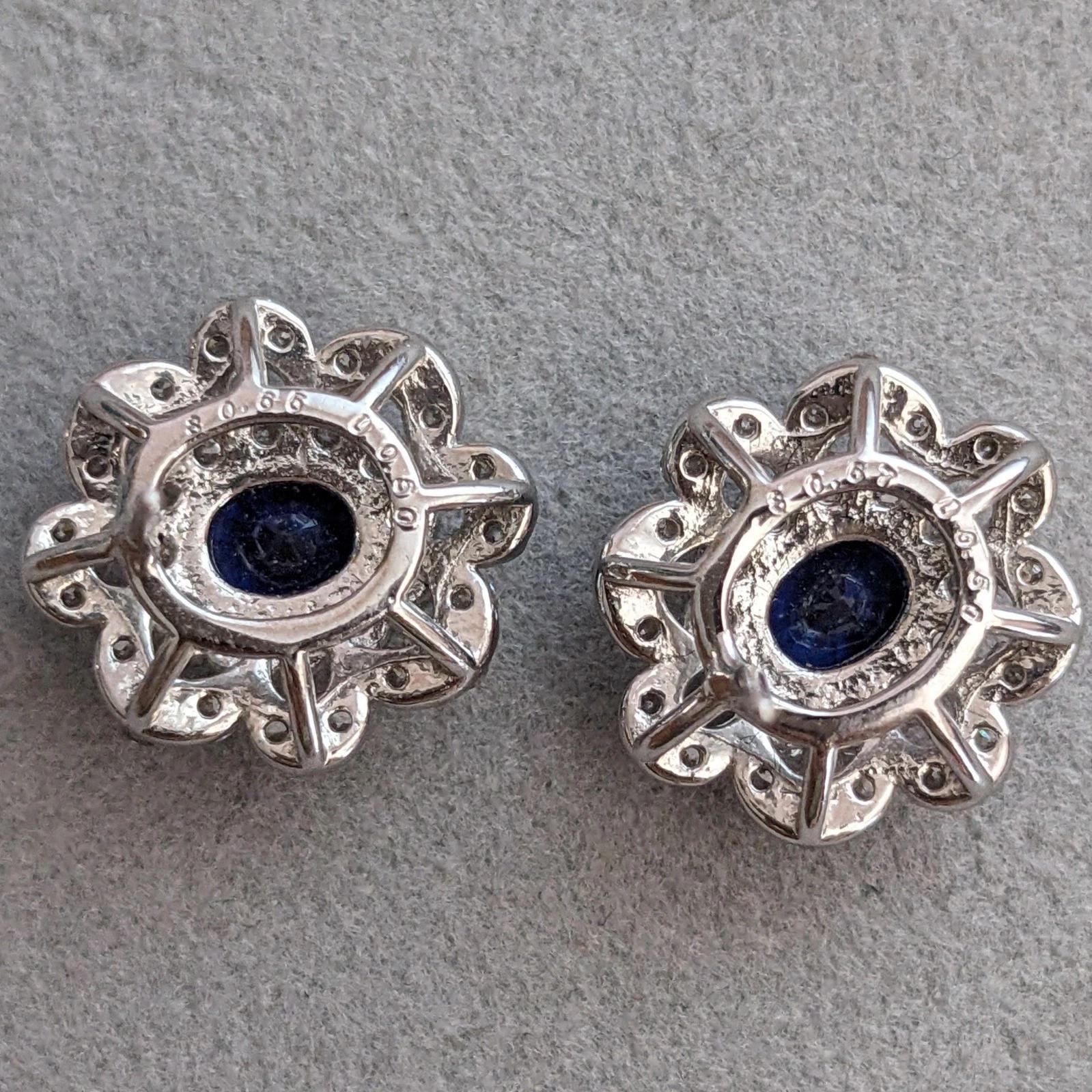 Orecchini ovali con zaffiro blu e diamanti in platino e oro 18 carati in vendita 3