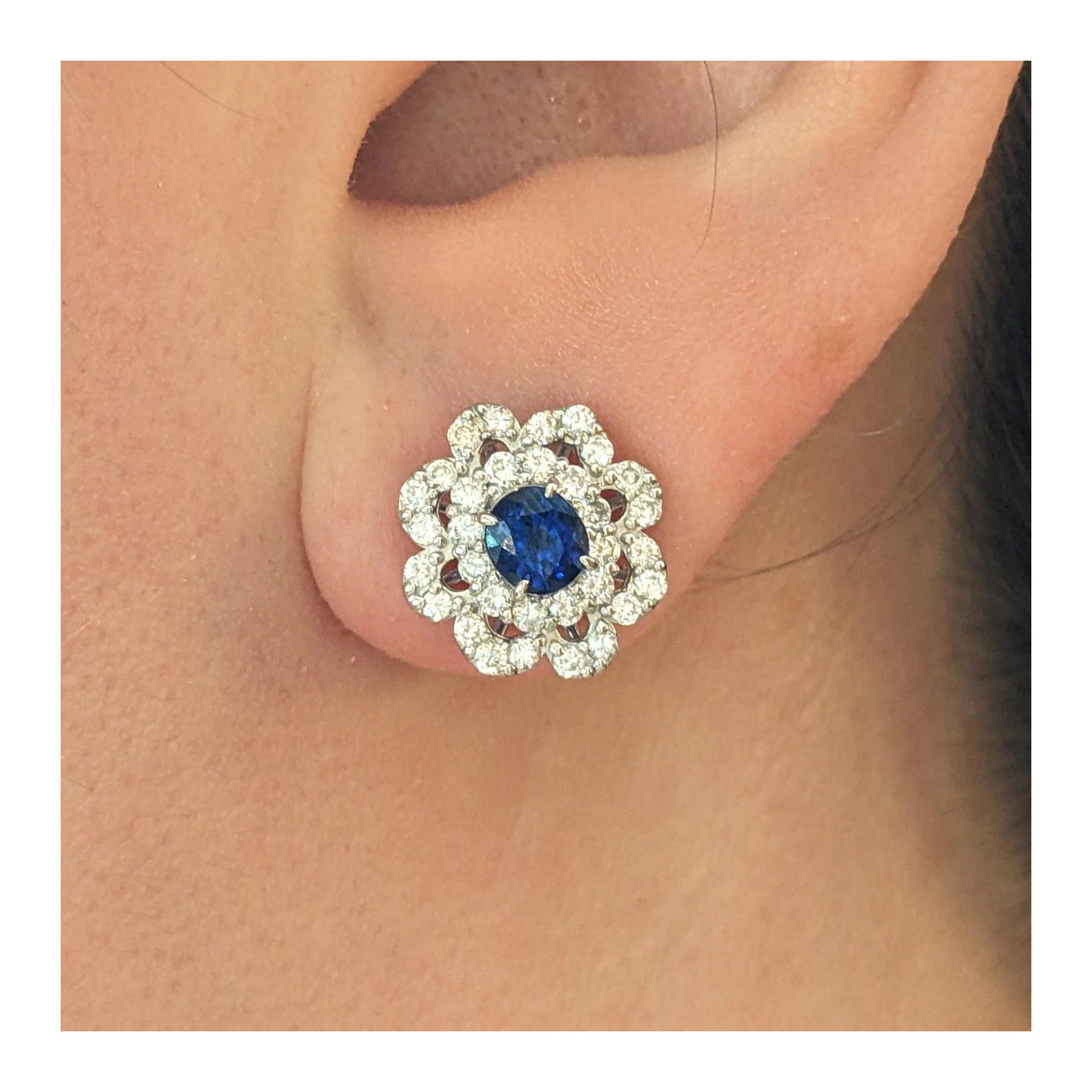 Orecchini ovali con zaffiro blu e diamanti in platino e oro 18 carati in vendita