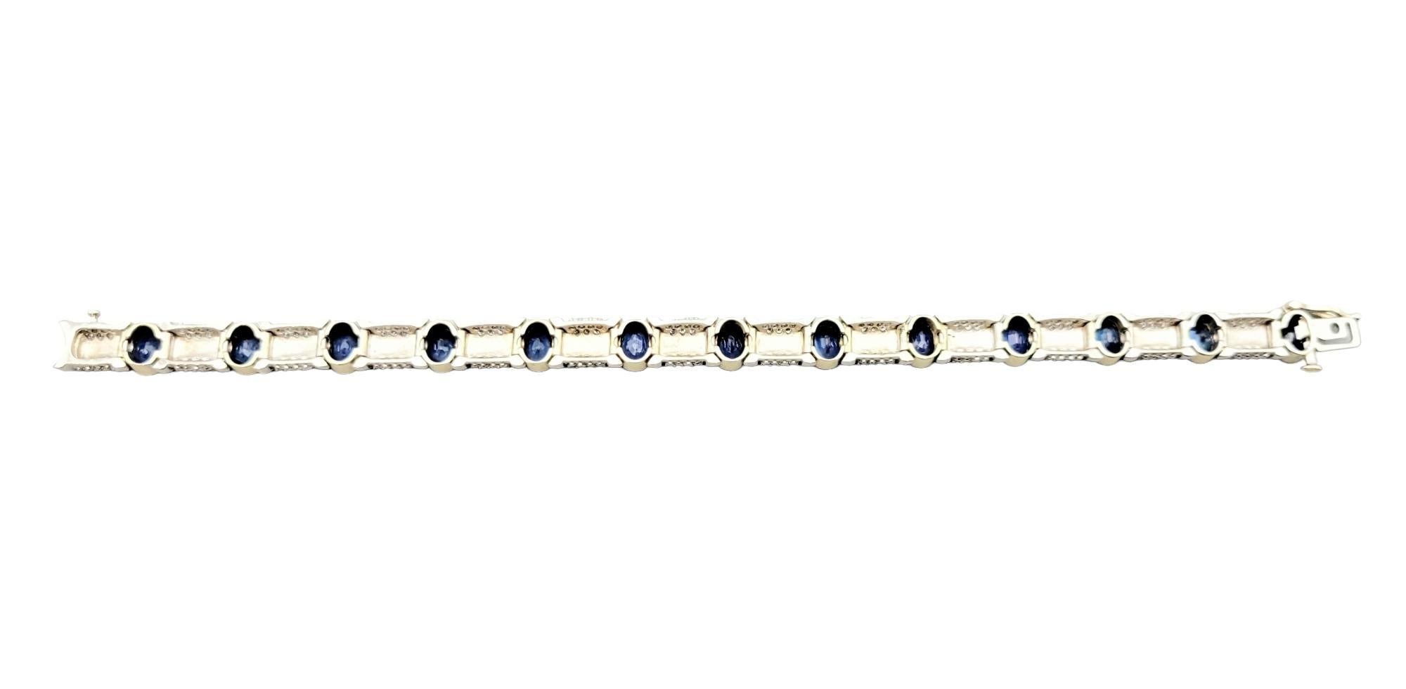 Taille ovale Bracelet tennis bicolore en or 14 carats, saphir bleu ovale et diamants en vente