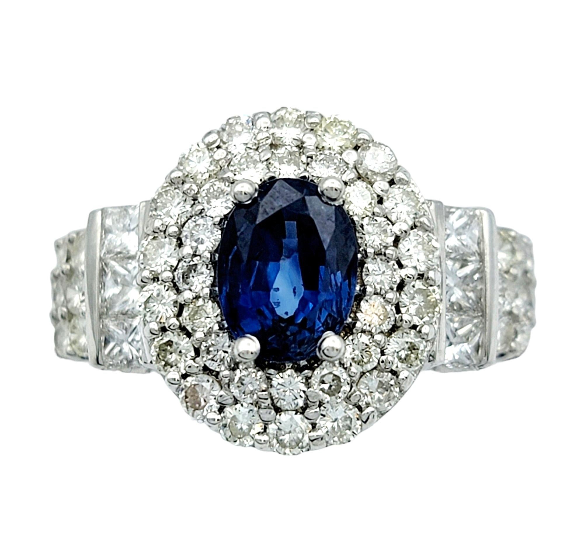 Contemporain Bague cocktail en or blanc 14 carats, saphir bleu ovale et double halo de diamants en vente