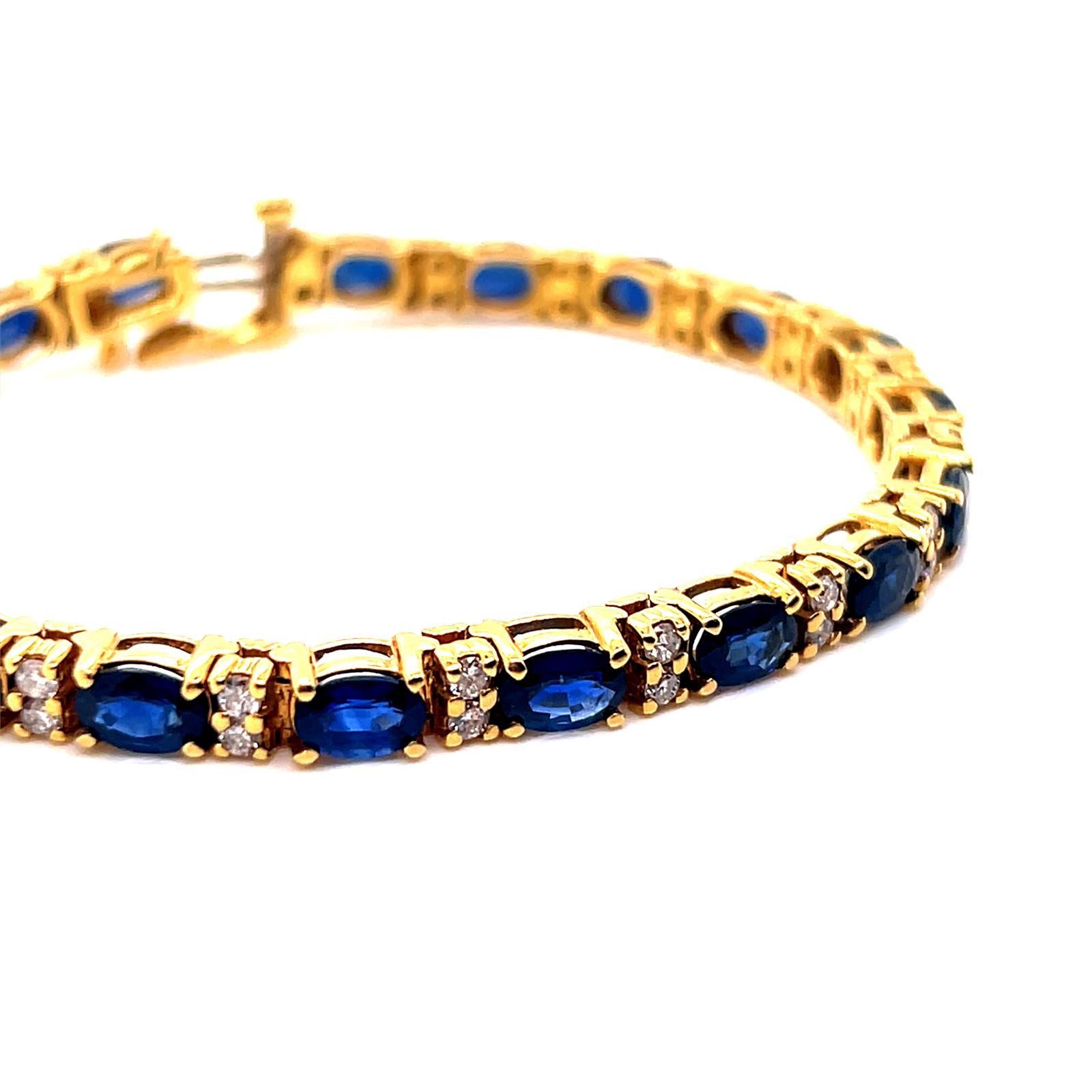 Mit 11,0 Karat blauen Saphiren im Ovalschliff und 1,15 Karat Diamanten im Rund-Brillant-Schliff in einem verführerischen Armband aus 18 Karat Gelbgold.

Gönnen Sie sich den Gipfel der raffinierten Eleganz mit diesem wunderschönen Armband, das