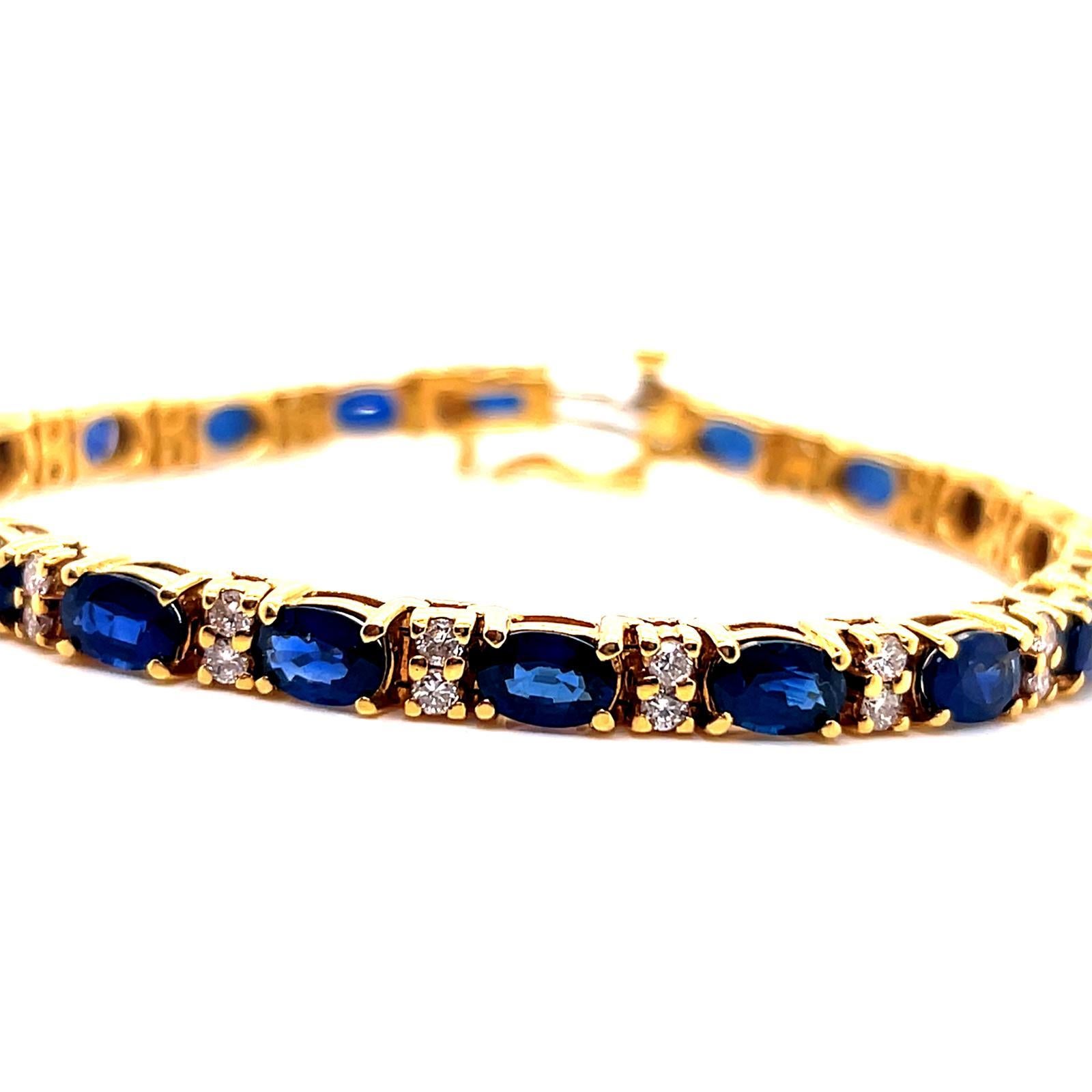 Armband mit ovalem blauem Saphir und rundem Diamanten, gefasst in 18K Gelbgold (Ovalschliff) im Angebot