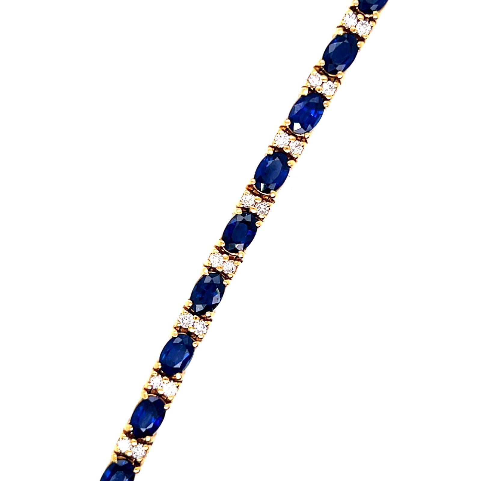 Armband mit ovalem blauem Saphir und rundem Diamanten, gefasst in 18K Gelbgold im Zustand „Neu“ im Angebot in London, GB