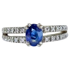 Ovaler blauer Saphir- und Zirkon-Verlobungsring mit markantem Doppelband