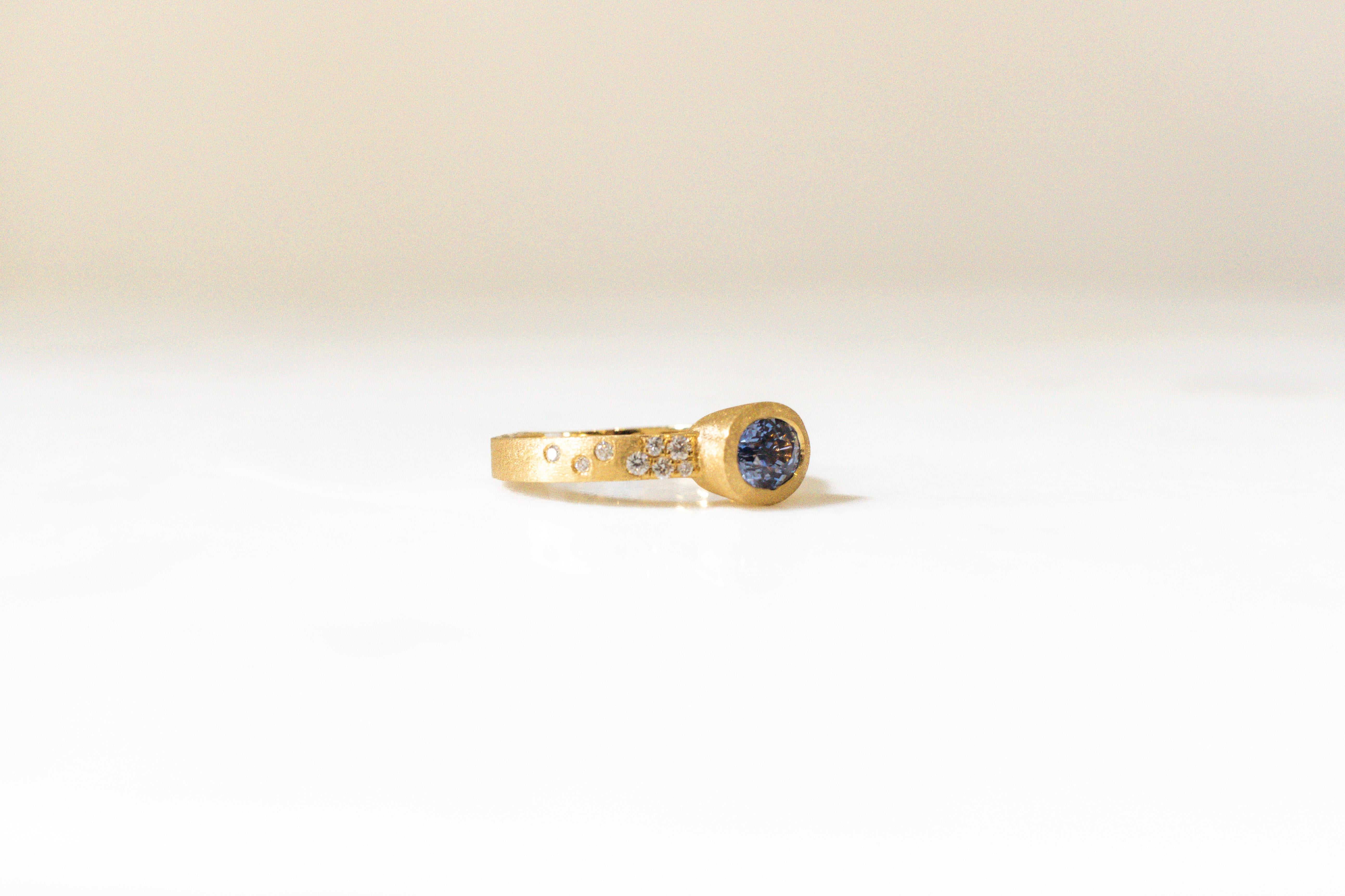Im Angebot: Ovaler blauer Saphir-Lünette-Ring mit Diamanten aus 18 Karat Gelbgold () 2